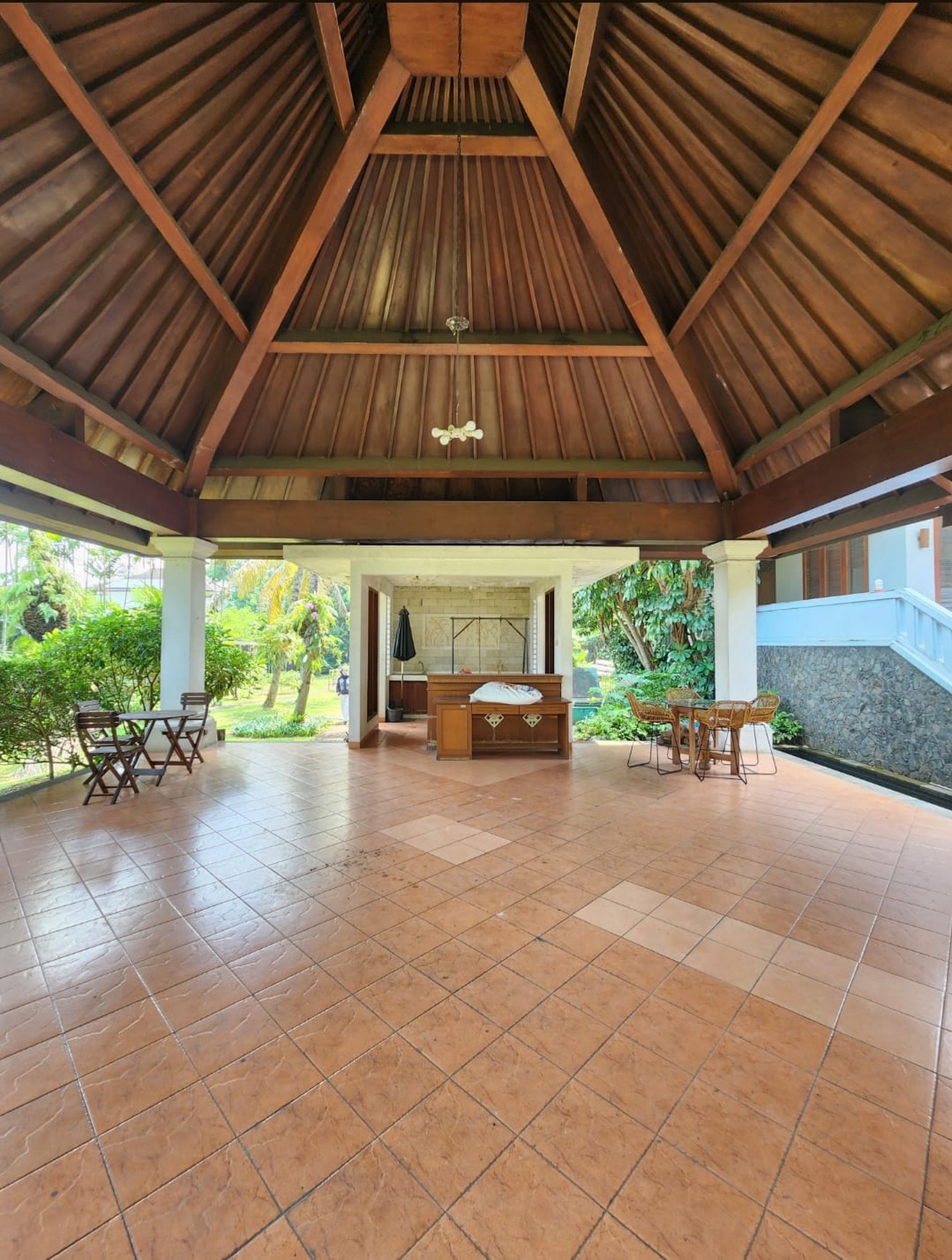 Rumah mewah bergaya resort di Puri Cikeas, 3600 m2, sangat terawat, halaman luas, akses tol 10 menit