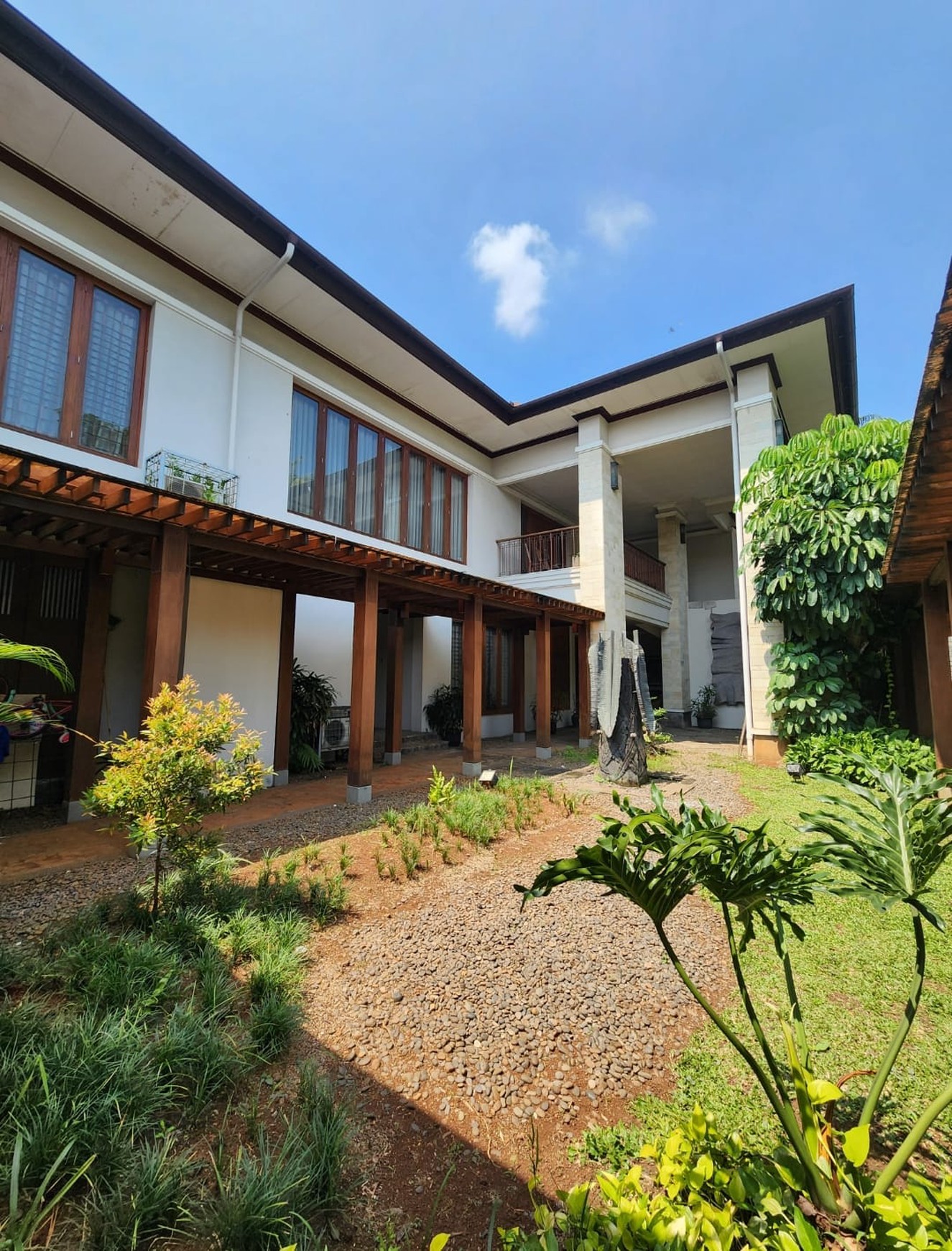 Rumah mewah bergaya resort di Puri Cikeas, 3600 m2, sangat terawat, halaman luas, akses tol 10 menit