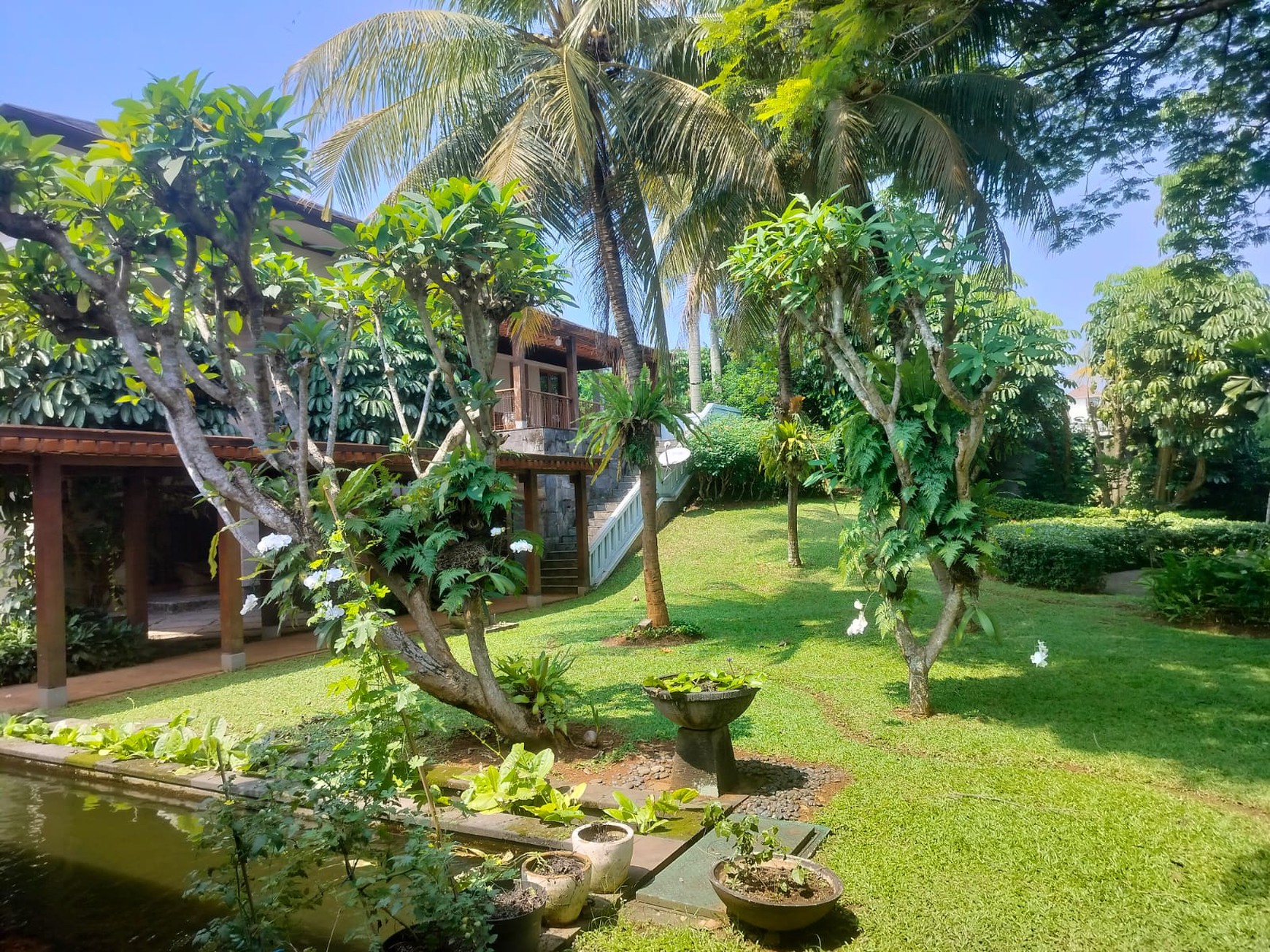 Rumah mewah bergaya resort di Puri Cikeas, 3600 m2, sangat terawat, halaman luas, akses tol 10 menit