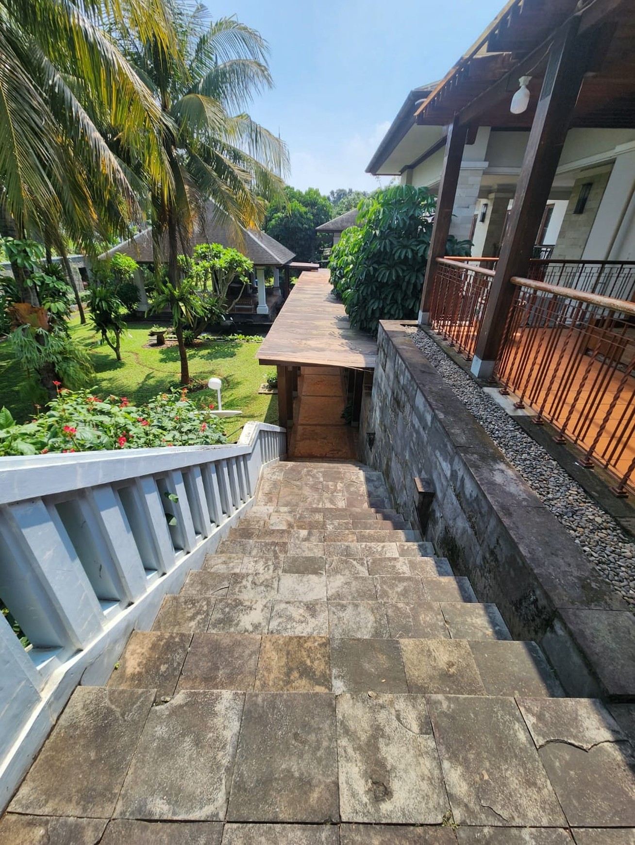Rumah mewah bergaya resort di Puri Cikeas, 3600 m2, sangat terawat, halaman luas, akses tol 10 menit