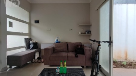 Rumah Fully Furnished di sewakan di Grand Wisata, strategis siap huni.