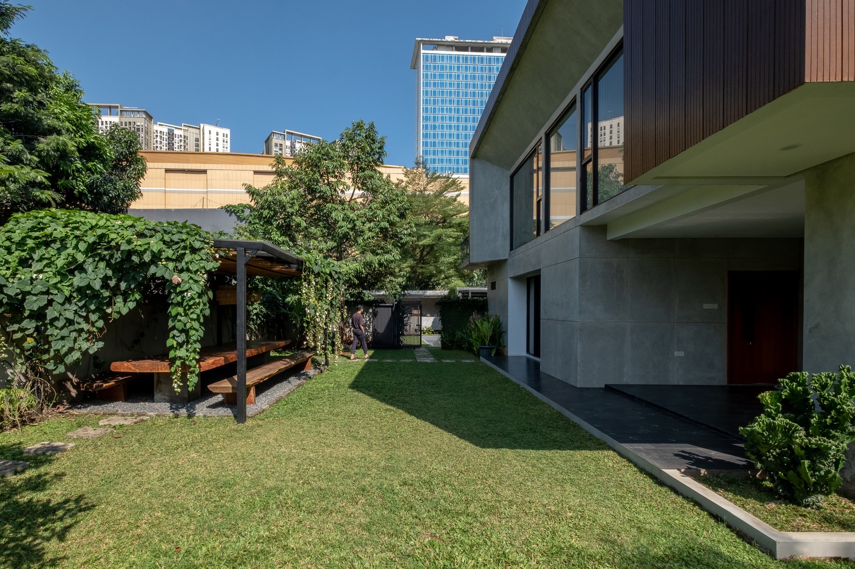 TURUN HARGA Rumah Cantik Kokoh 2 Lantai di Cibubur 