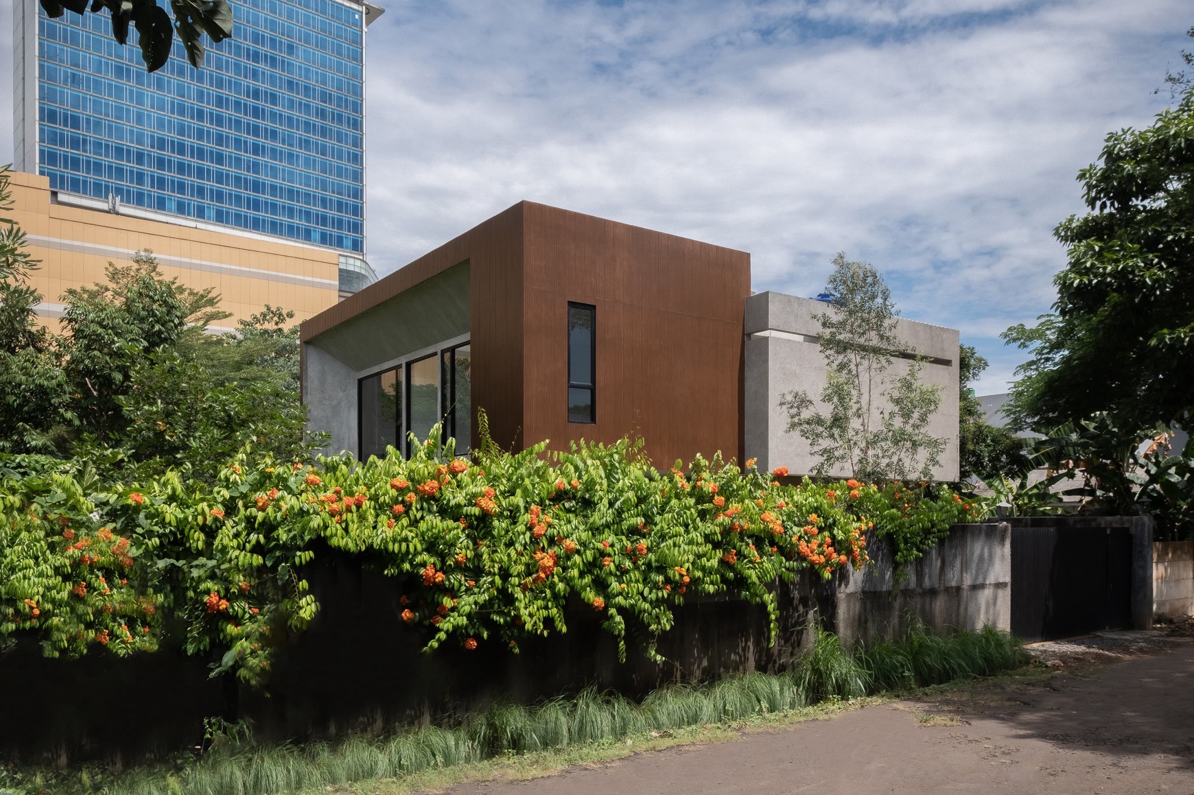 TURUN HARGA Rumah Cantik Kokoh 2 Lantai di Cibubur 