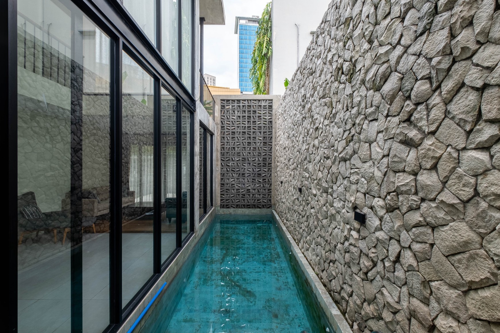 TURUN HARGA Rumah Cantik Kokoh 2 Lantai di Cibubur 