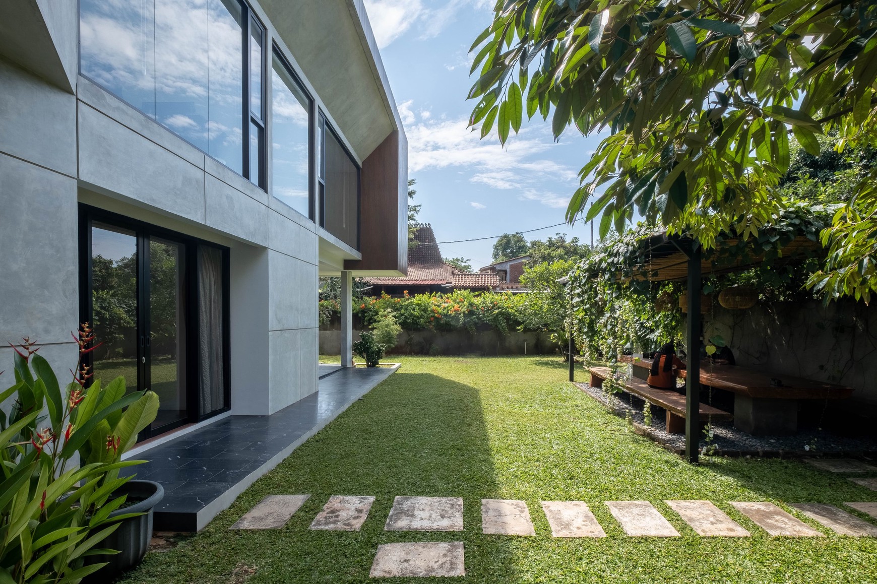 TURUN HARGA Rumah Cantik Kokoh 2 Lantai di Cibubur 