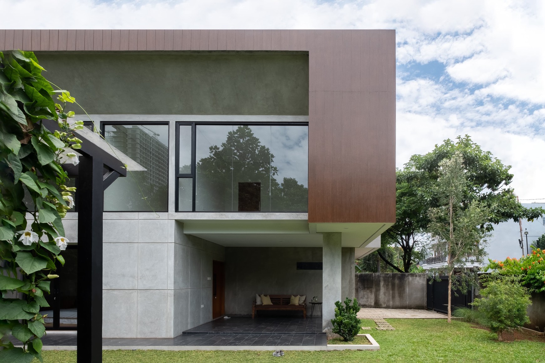 TURUN HARGA Rumah Cantik Kokoh 2 Lantai di Cibubur 