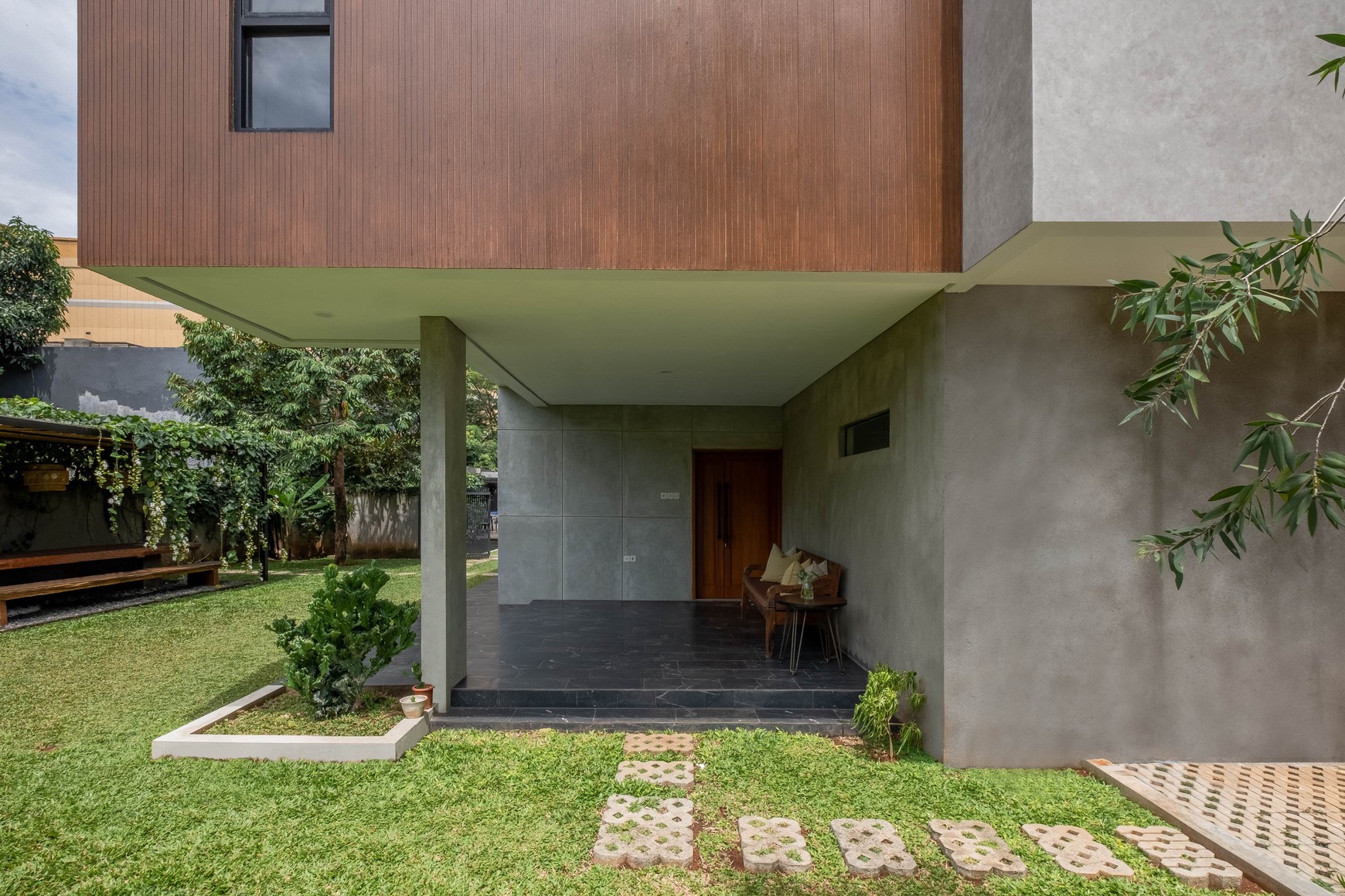 TURUN HARGA Rumah Cantik Kokoh 2 Lantai di Cibubur 