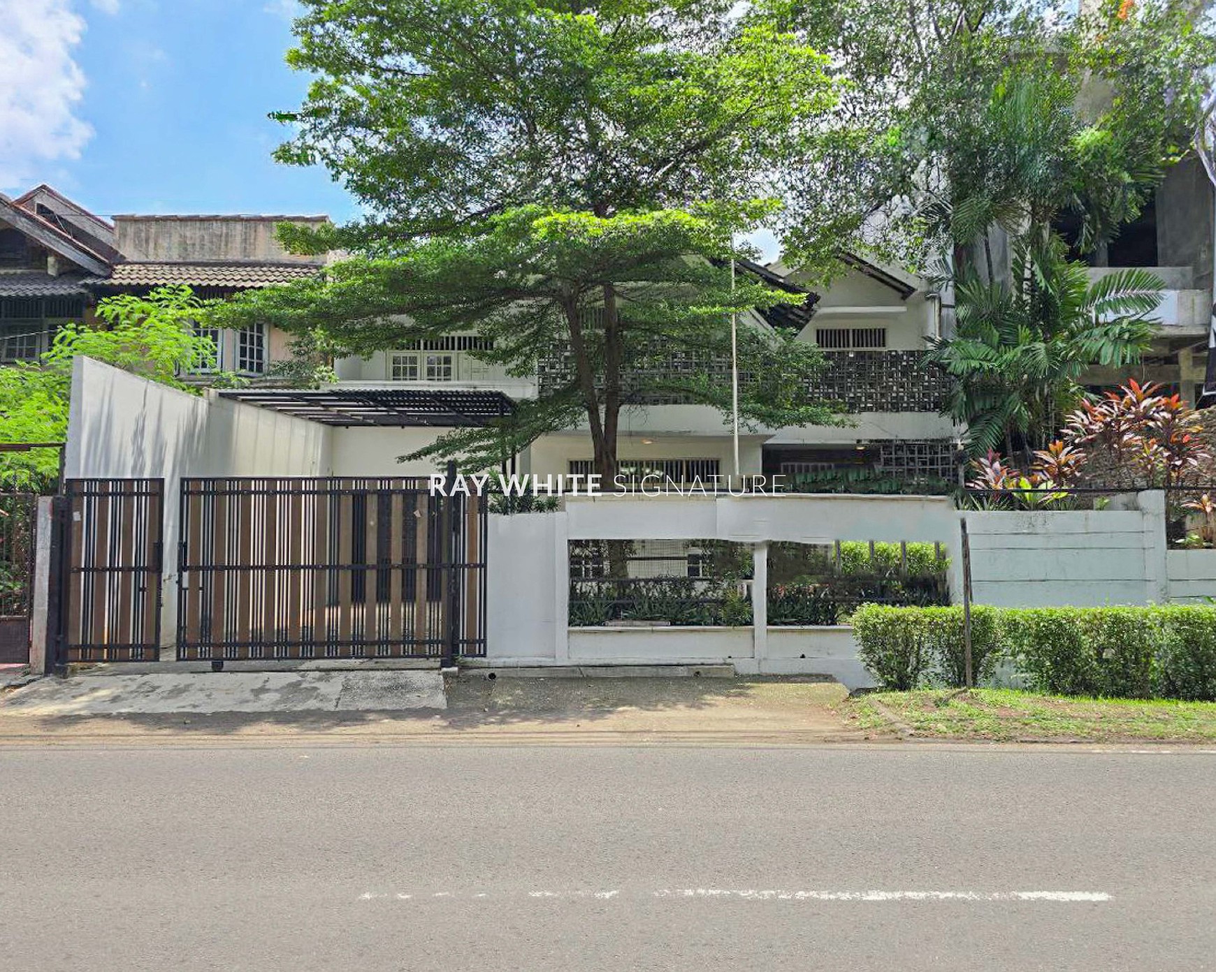 Rumah Lama 2 Lantai Terawat di Jl Bintaro Utara