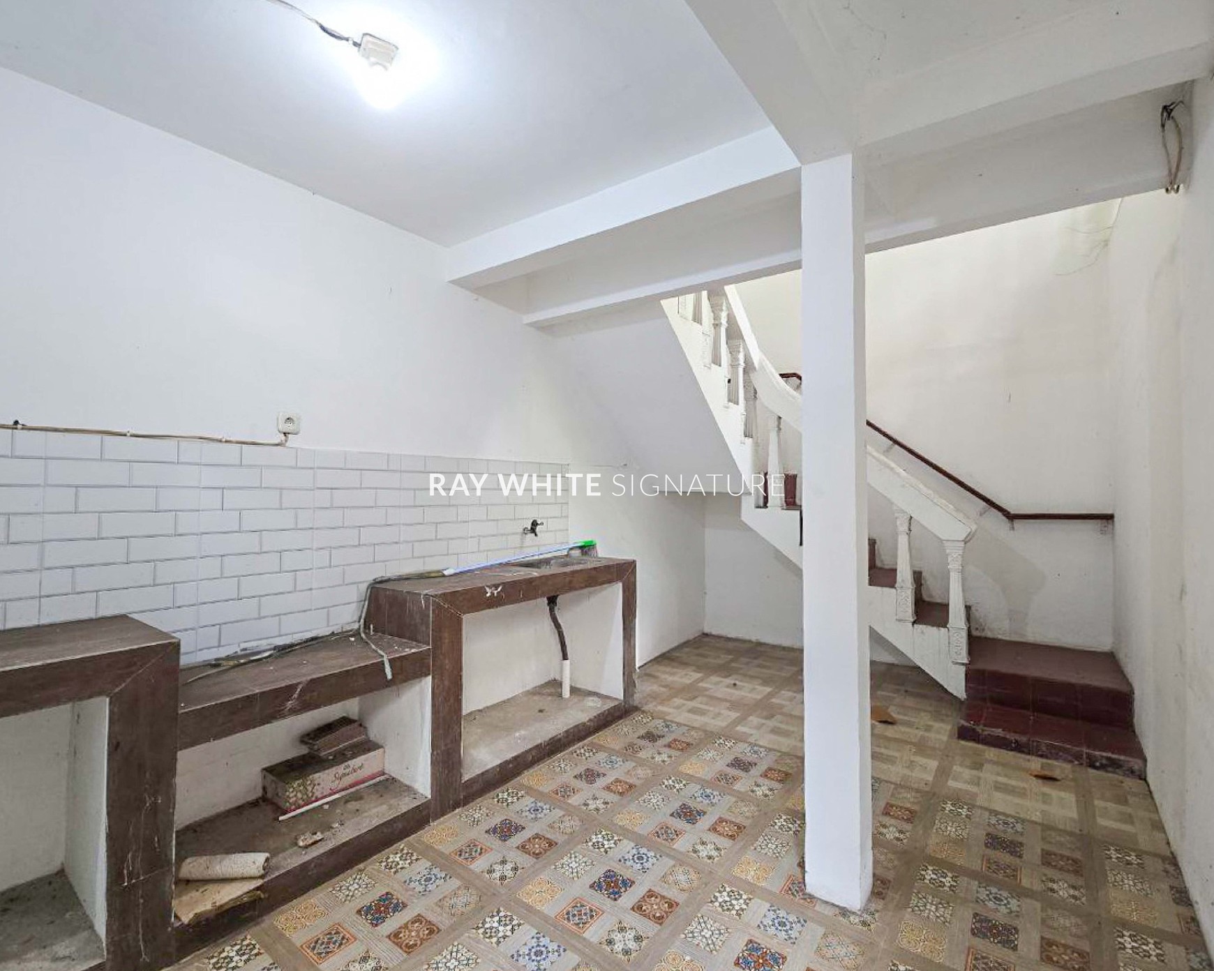 Rumah Lama 2 Lantai Terawat di Jl Bintaro Utara