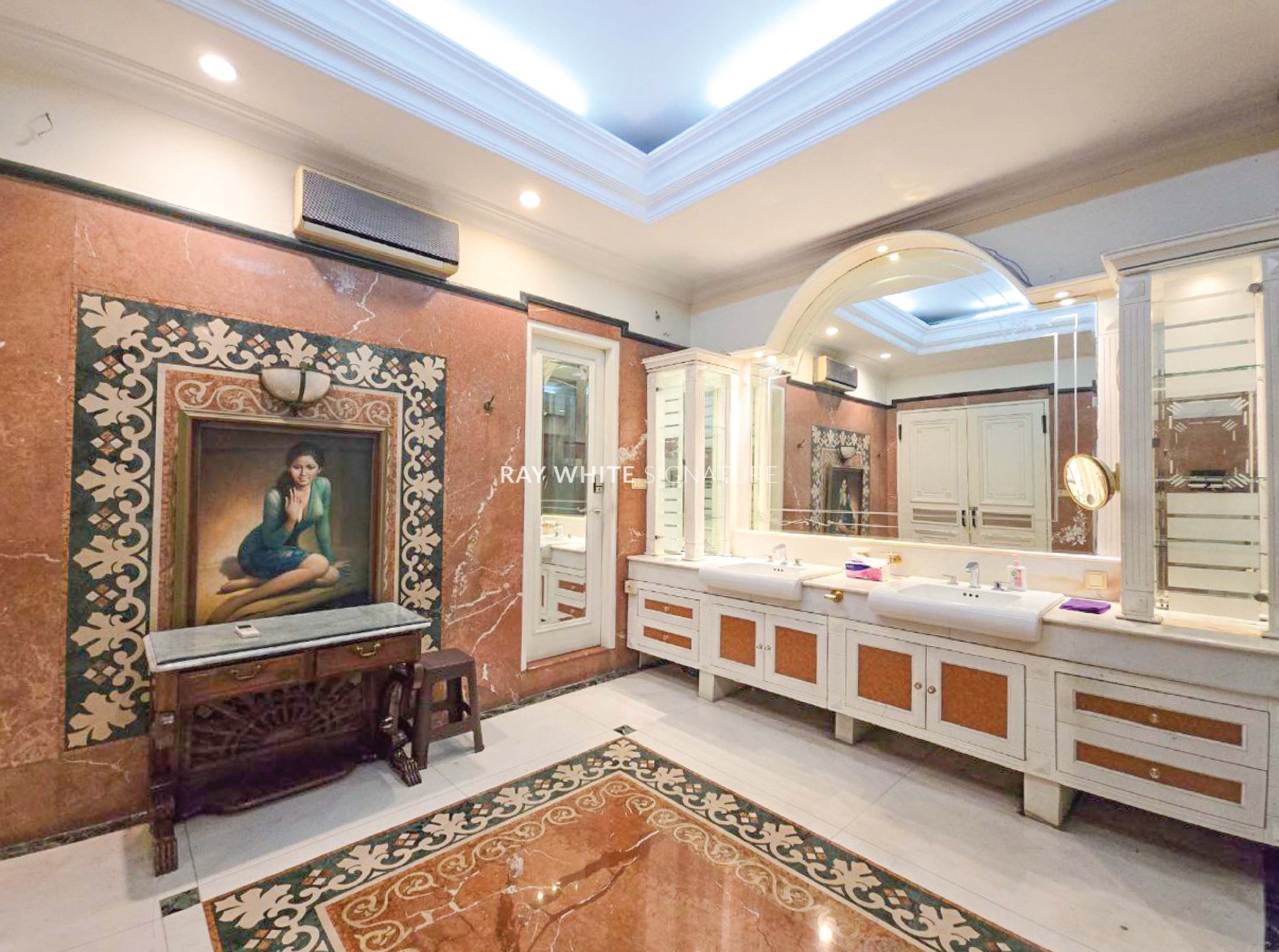 Rumah Mewah 2 Kavling Lokasi Elite di Mega Kuningan, Jakarta Selatan