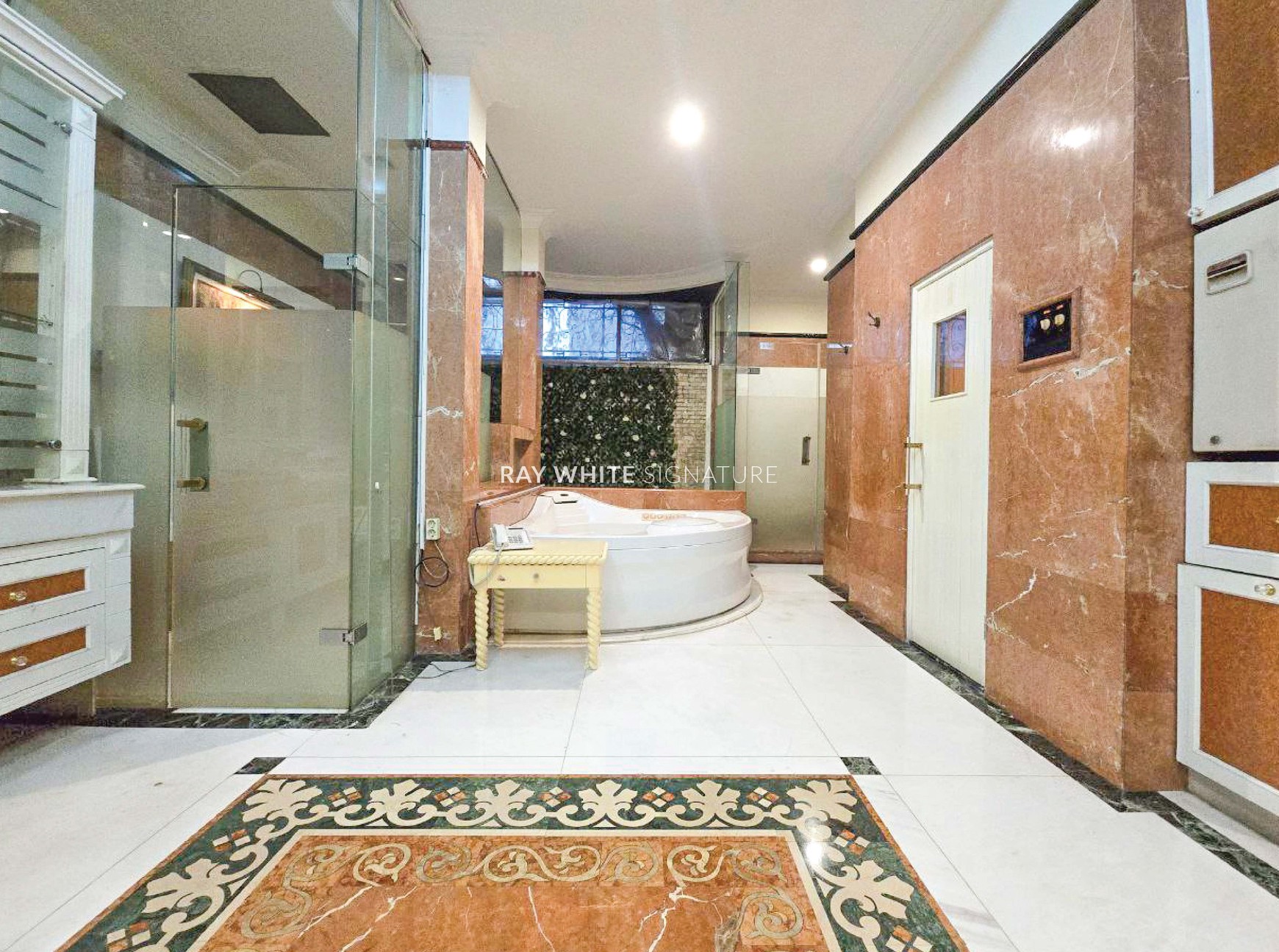 Rumah Mewah 2 Kavling Lokasi Elite di Mega Kuningan, Jakarta Selatan