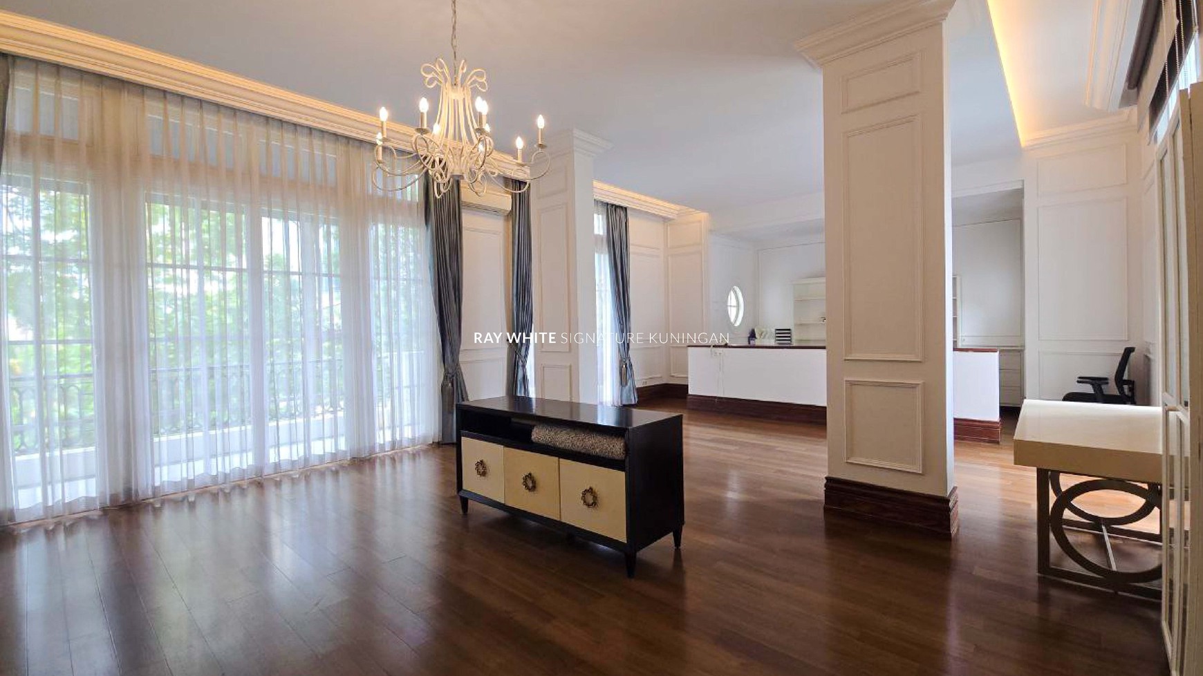 Rumah Mewah American Classic di Komplek Elite Kawasan Mega Kuningan