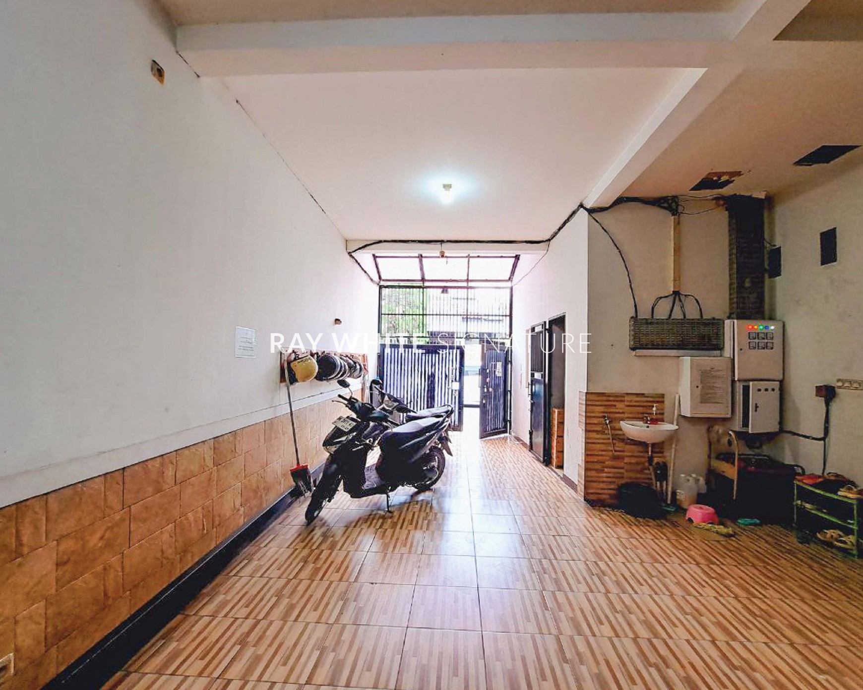 Rumah Dijual Rumah Kost di Kedoya Selatan dekat ke Kantor Metro TV di area Jakarta Barat