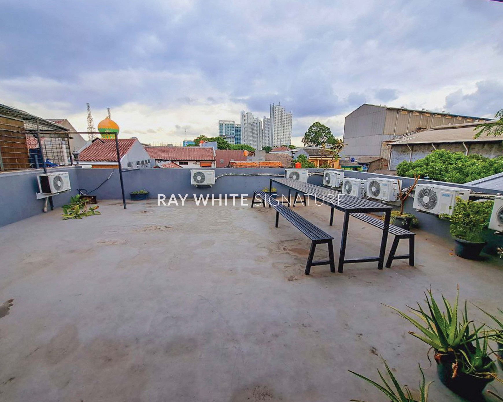 Rumah Dijual Rumah Kost di Kedoya Selatan dekat ke Kantor Metro TV di area Jakarta Barat