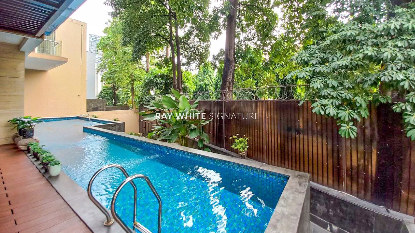 Rumah Mewah di Komplek Kawasan Elite Simprug Golf dekat ke Senayan