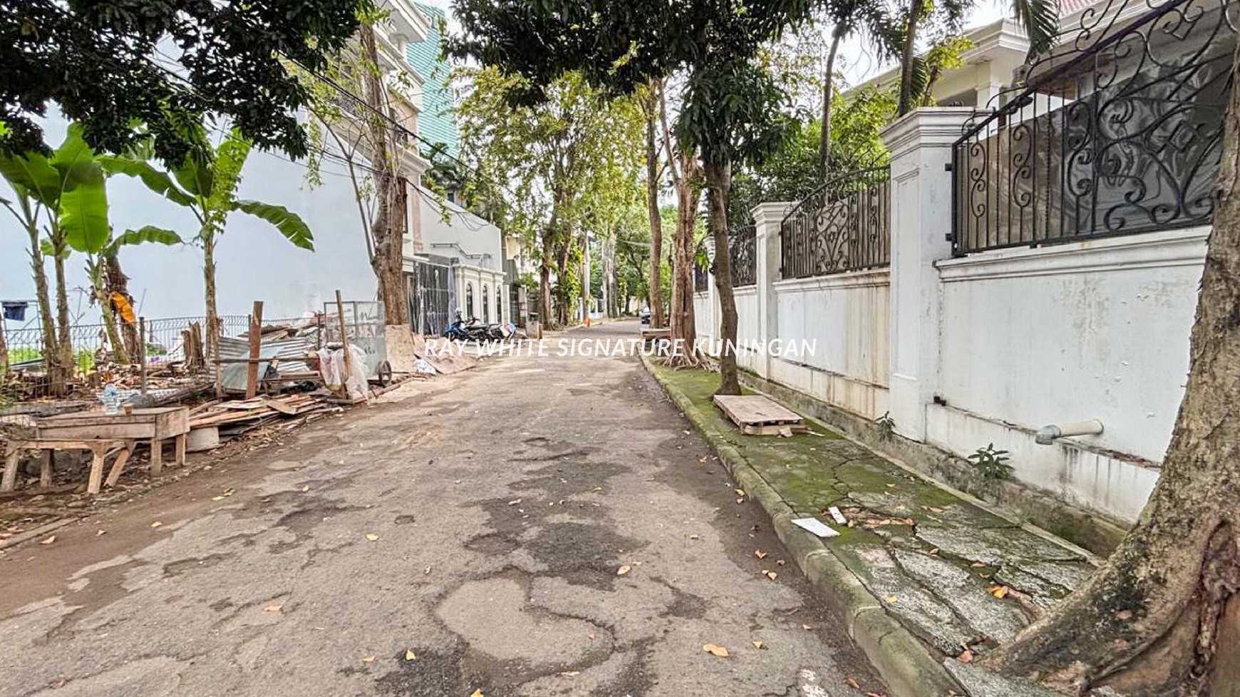 Rumah Mewah Posisi Hook Dibawah NJOP di Jl Kintamani Mega Kuningan