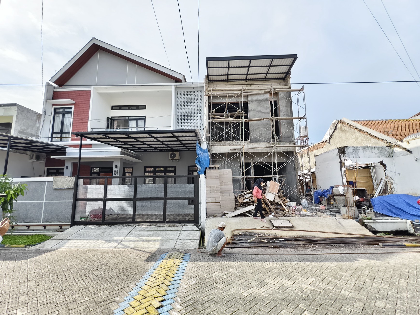 Rumah Modern Dekat Masjid dan McD di Rungkut