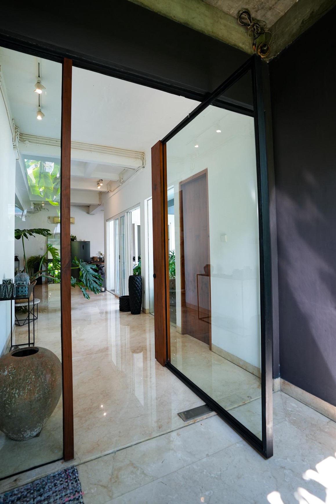 Rumah yang asri dan tenang dengan interior mewah di Jakarta Timur