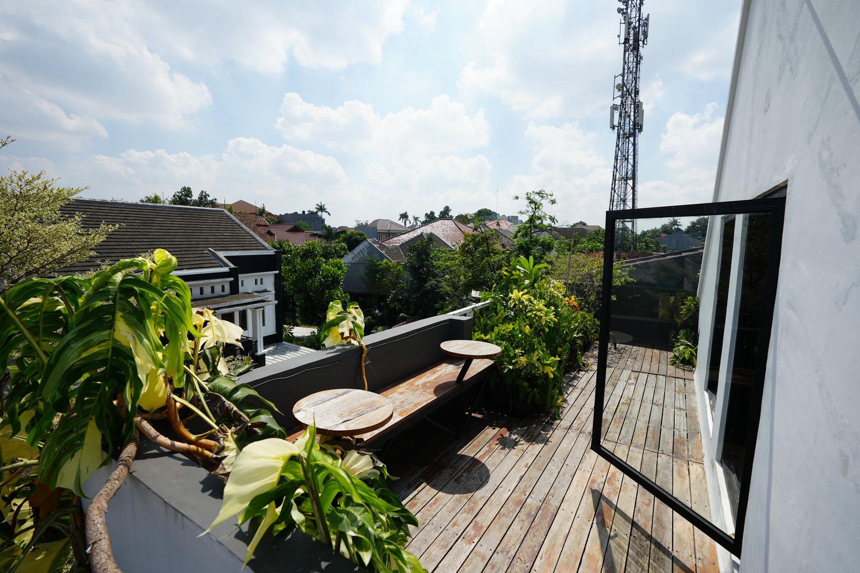 Rumah yang asri dan tenang dengan interior mewah di Jakarta Timur