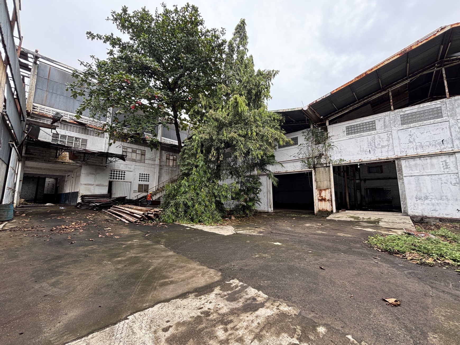 Ex Pabrik Gudang  Hanya Harga Tanah di Jl.Raya Thole Iskandar Sukmajaya Depok 