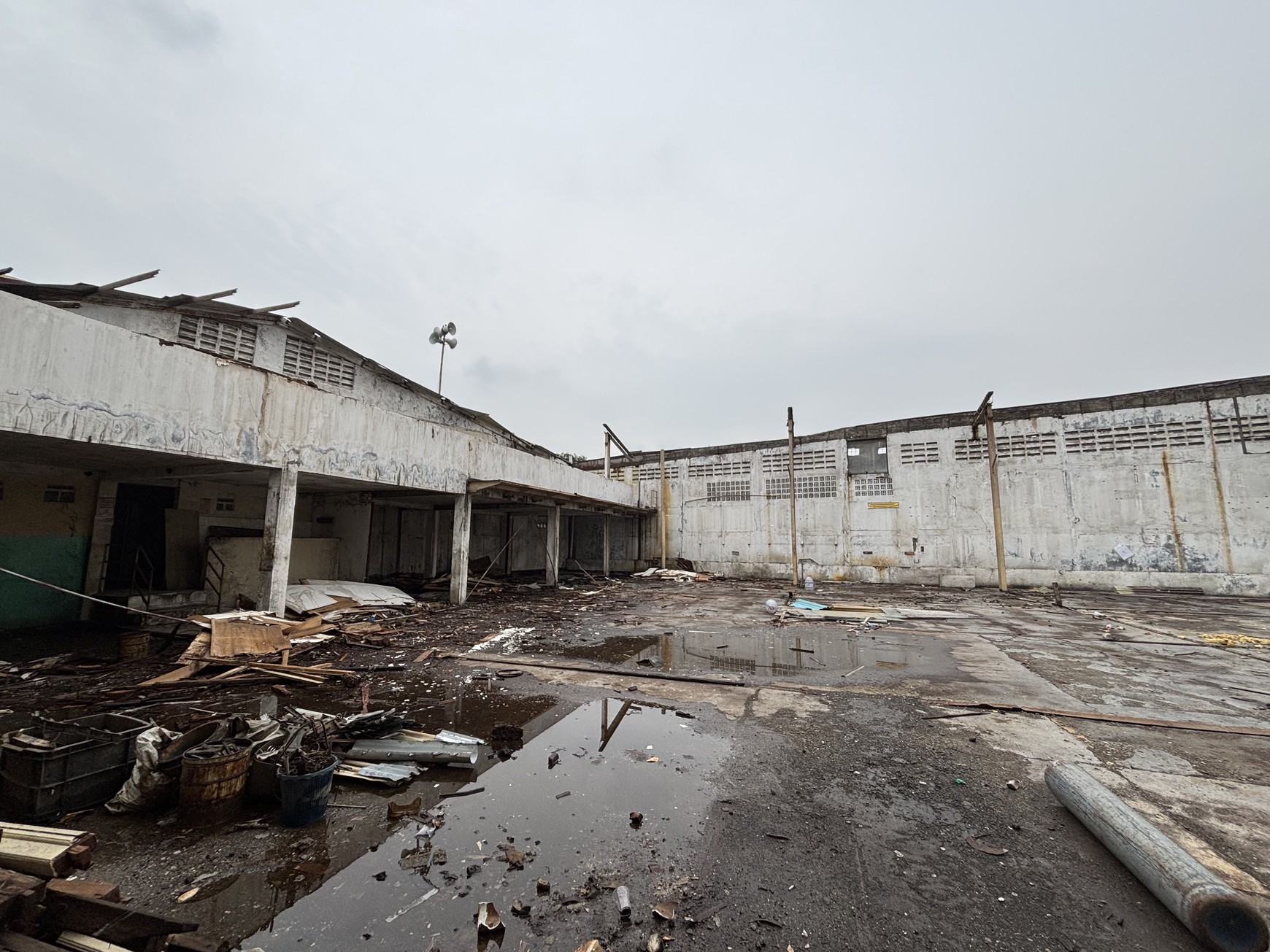 Ex Pabrik Gudang  Hanya Harga Tanah di Jl.Raya Thole Iskandar Sukmajaya Depok 