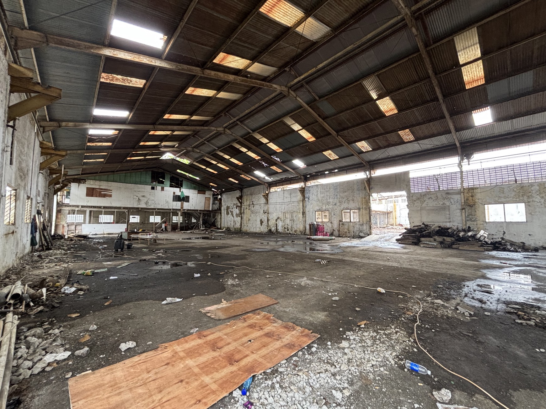 Ex Pabrik Gudang  Hanya Harga Tanah di Jl.Raya Thole Iskandar Sukmajaya Depok 