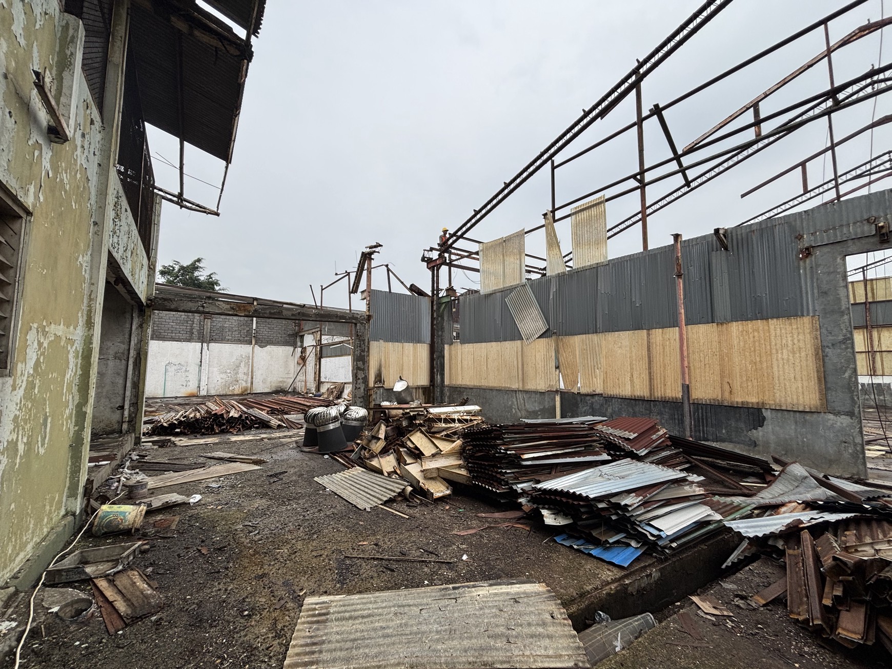 Ex Pabrik Gudang  Hanya Harga Tanah di Jl.Raya Thole Iskandar Sukmajaya Depok 