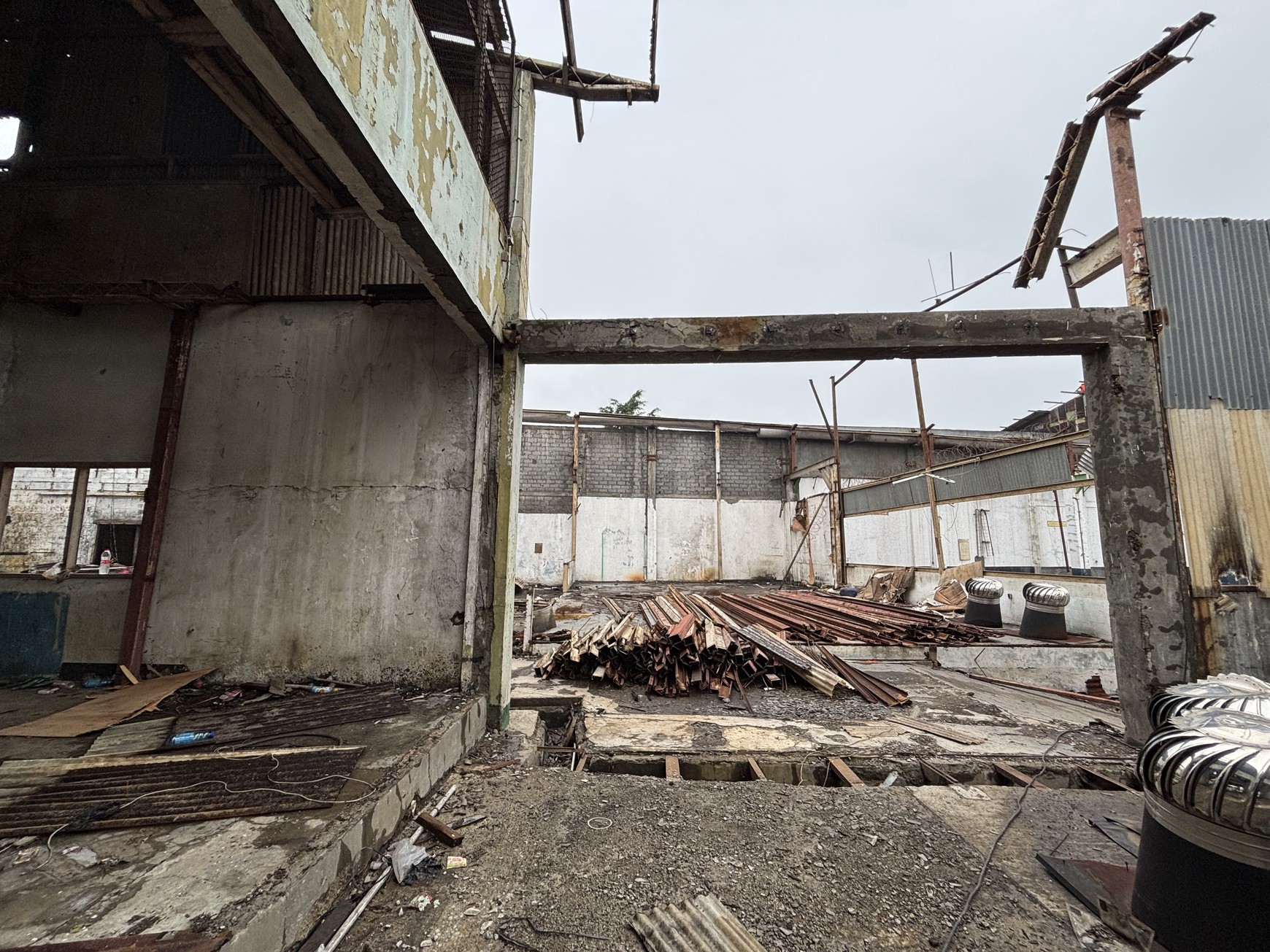 Ex Pabrik Gudang  Hanya Harga Tanah di Jl.Raya Thole Iskandar Sukmajaya Depok 