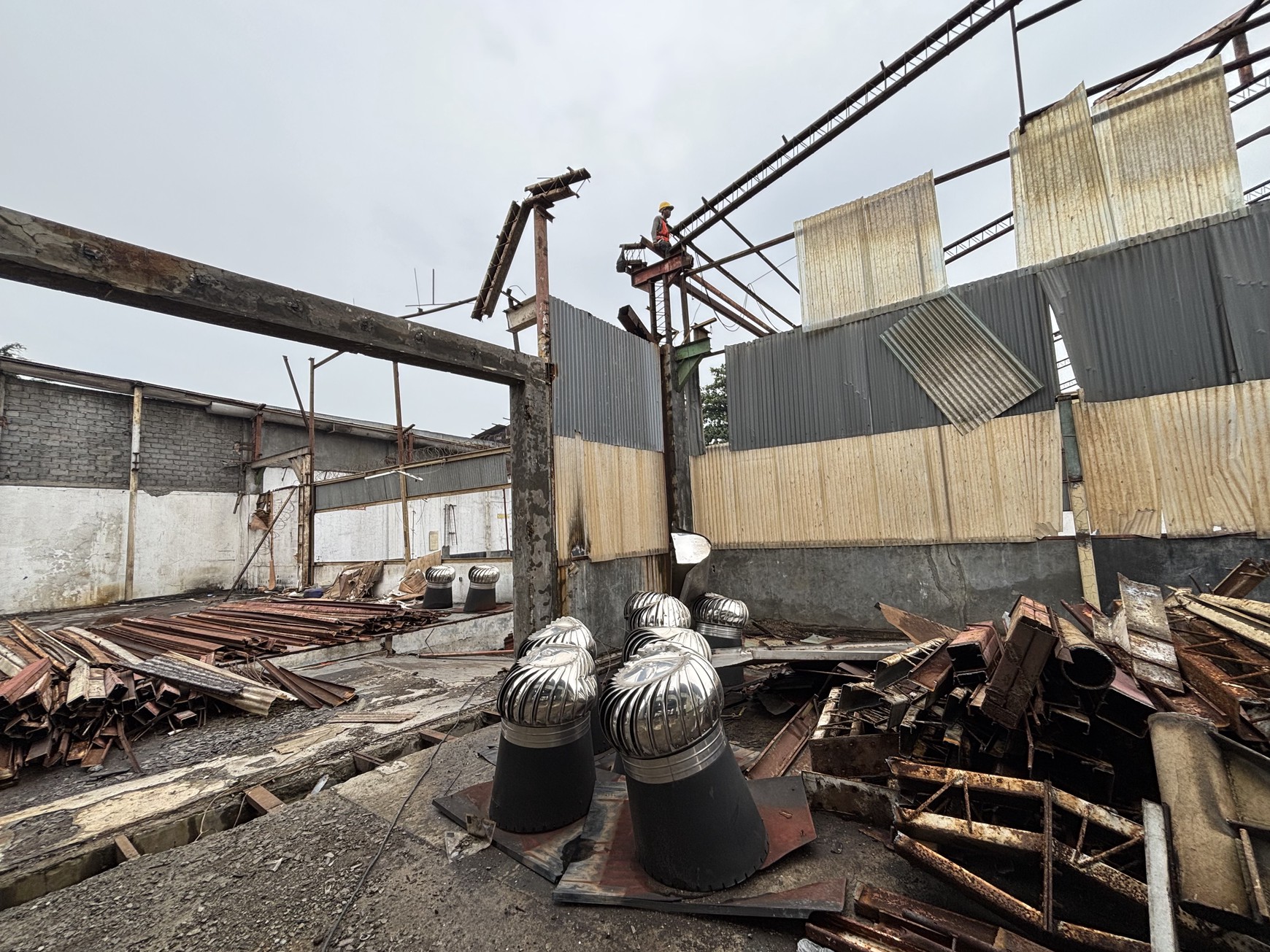 Ex Pabrik Gudang  Hanya Harga Tanah di Jl.Raya Thole Iskandar Sukmajaya Depok 