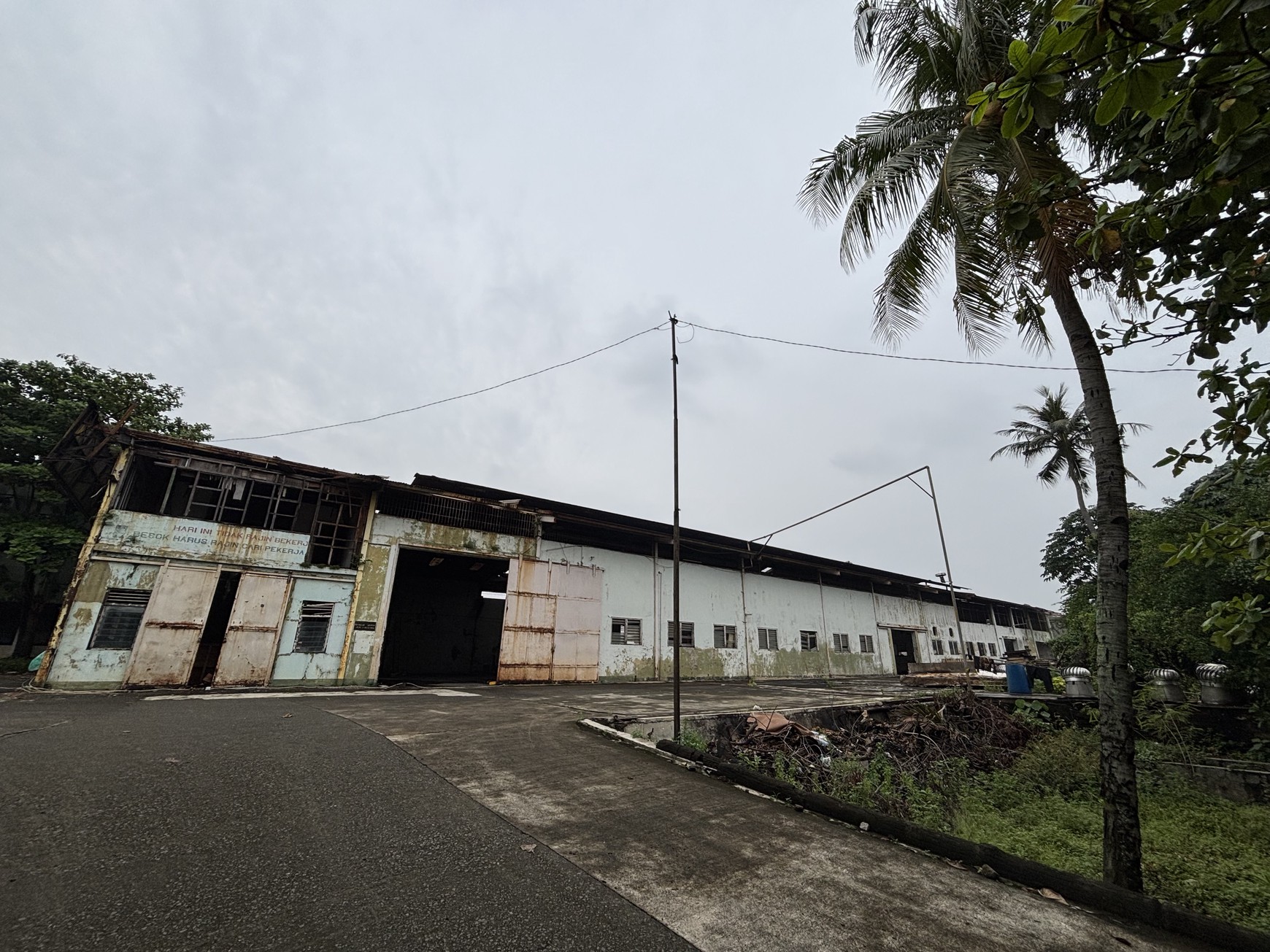 Ex Pabrik Gudang  Hanya Harga Tanah di Jl.Raya Thole Iskandar Sukmajaya Depok 