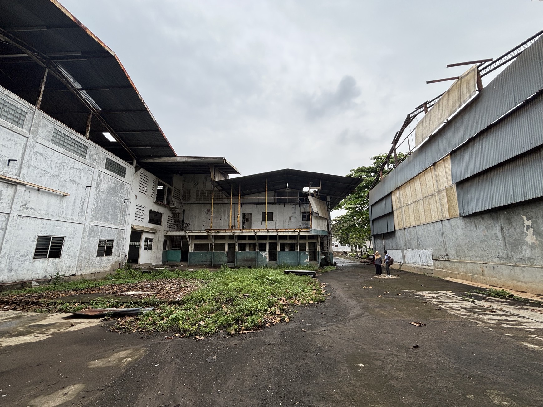 Ex Pabrik Gudang  Hanya Harga Tanah di Jl.Raya Thole Iskandar Sukmajaya Depok 