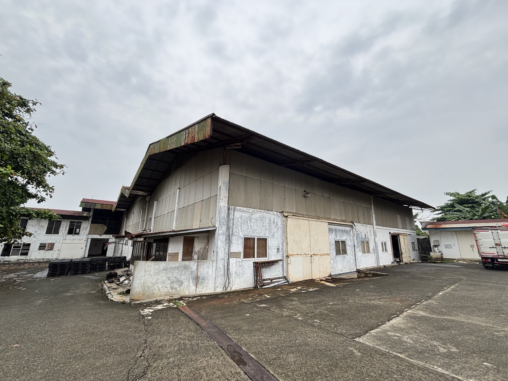 Ex Pabrik Gudang  Hanya Harga Tanah di Jl.Raya Thole Iskandar Sukmajaya Depok 