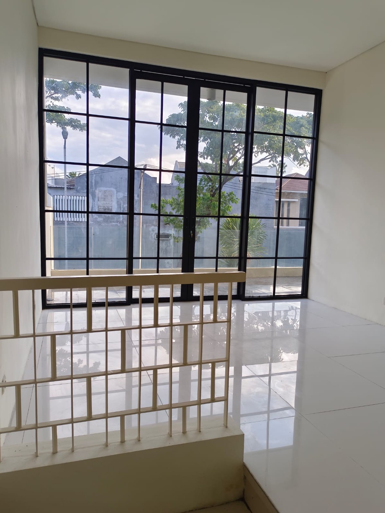 Murah Luas Rumah Baru Royal Residence Wiyung Bonus New Furniture Dekat Citraland, Pakuwon Mall, Dian Istana, Graha Family