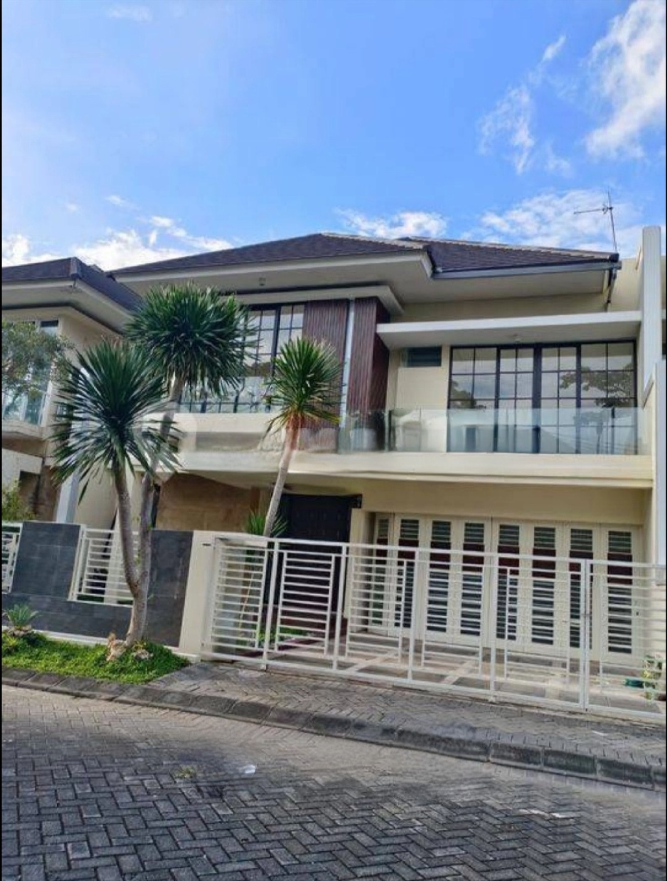 Murah Luas Rumah Baru Royal Residence Wiyung Bonus New Furniture Dekat Citraland, Pakuwon Mall, Dian Istana, Graha Family