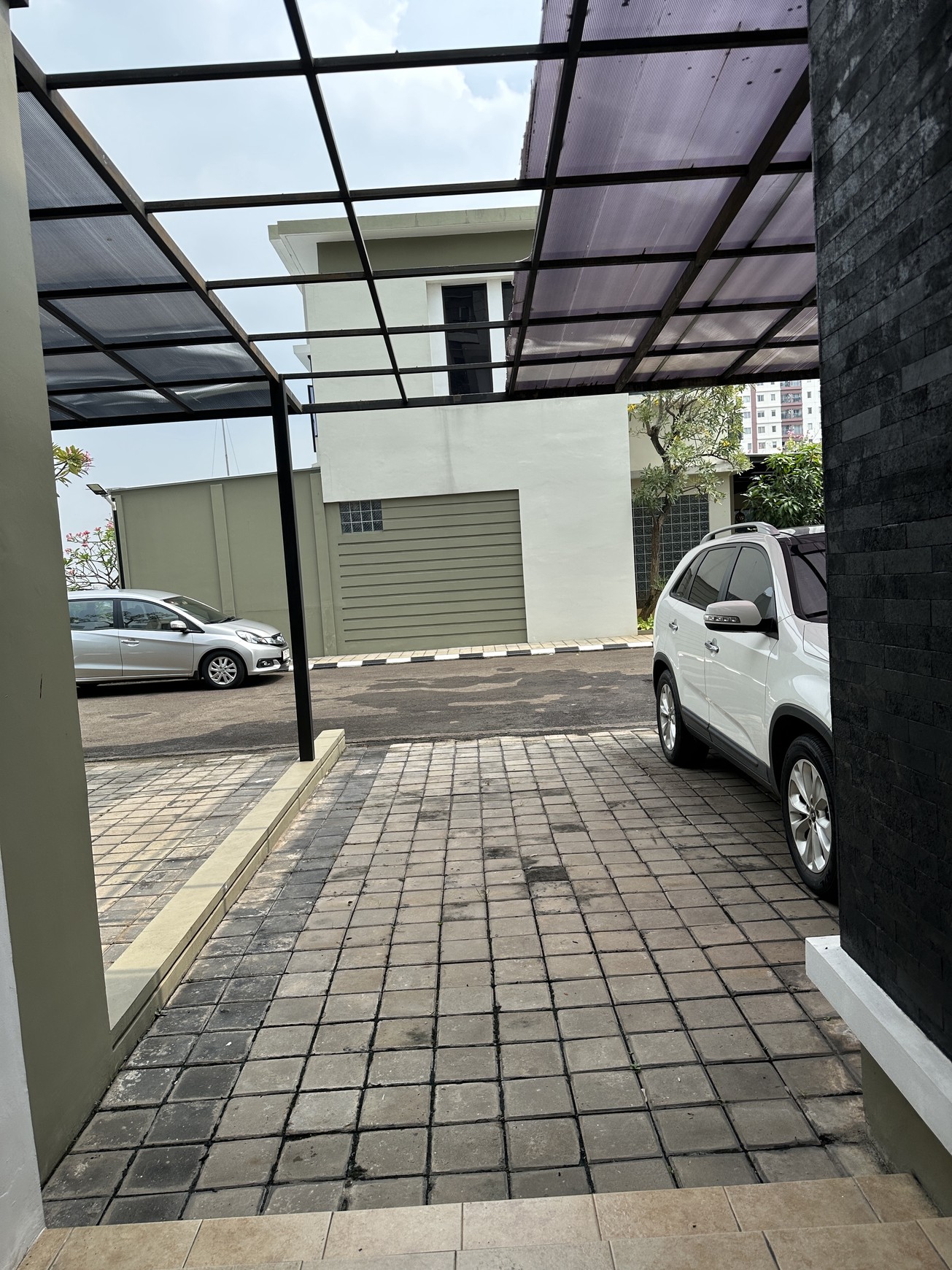 Rumah Modern Tropis Cosmo Park Residence - Thamrin City Jakarta Pusat
