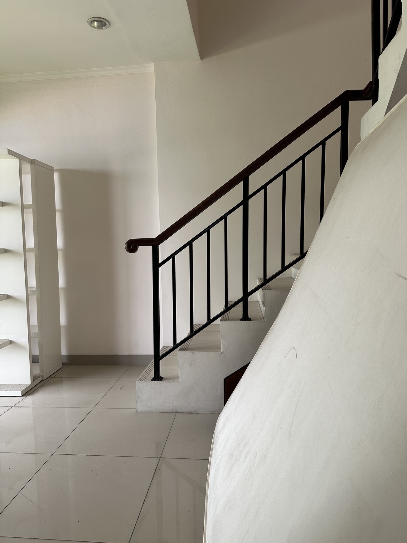 Rumah Modern Tropis Cosmo Park Residence - Thamrin City Jakarta Pusat