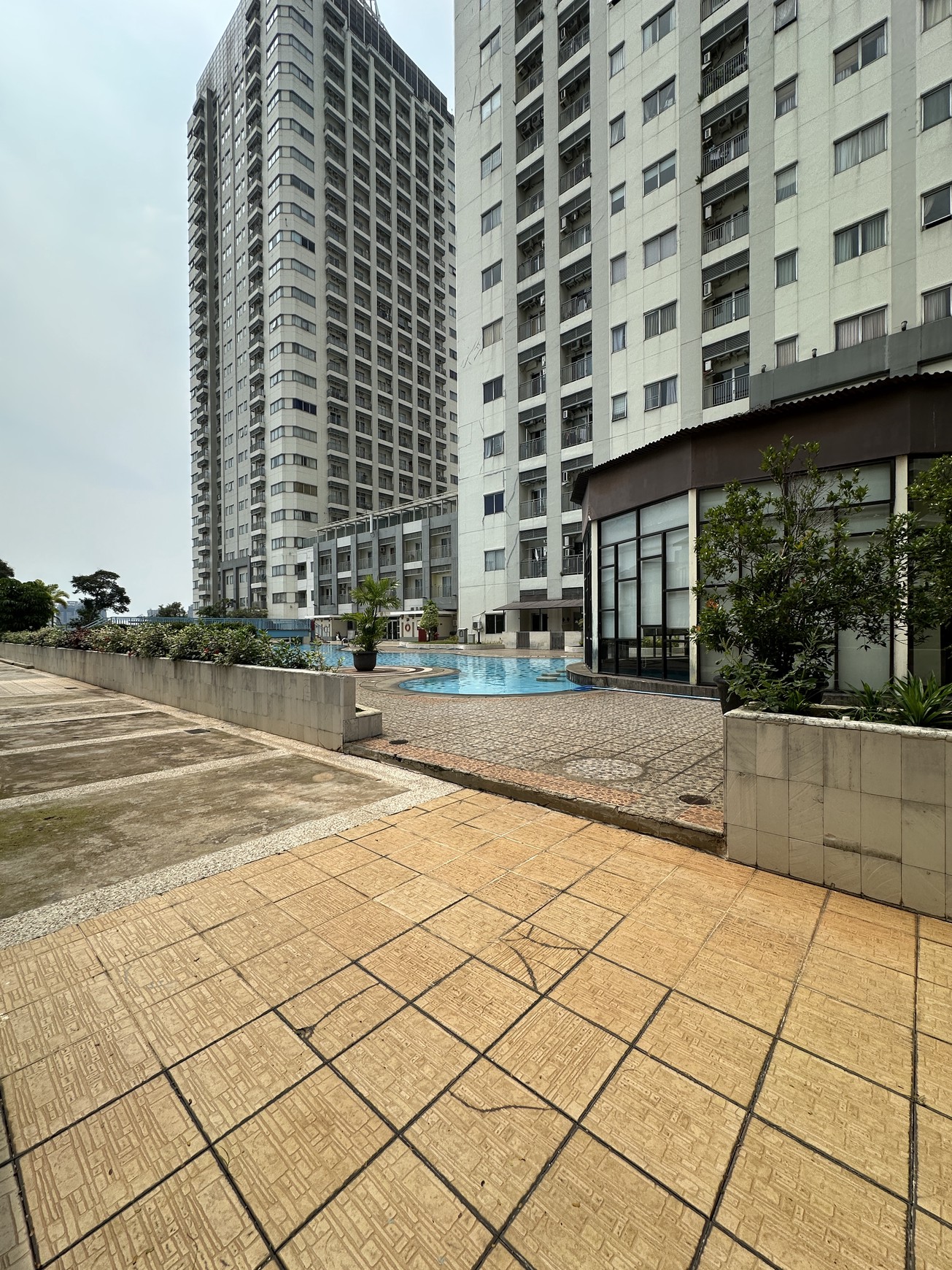 Rumah Modern Tropis Cosmo Park Residence - Thamrin City Jakarta Pusat