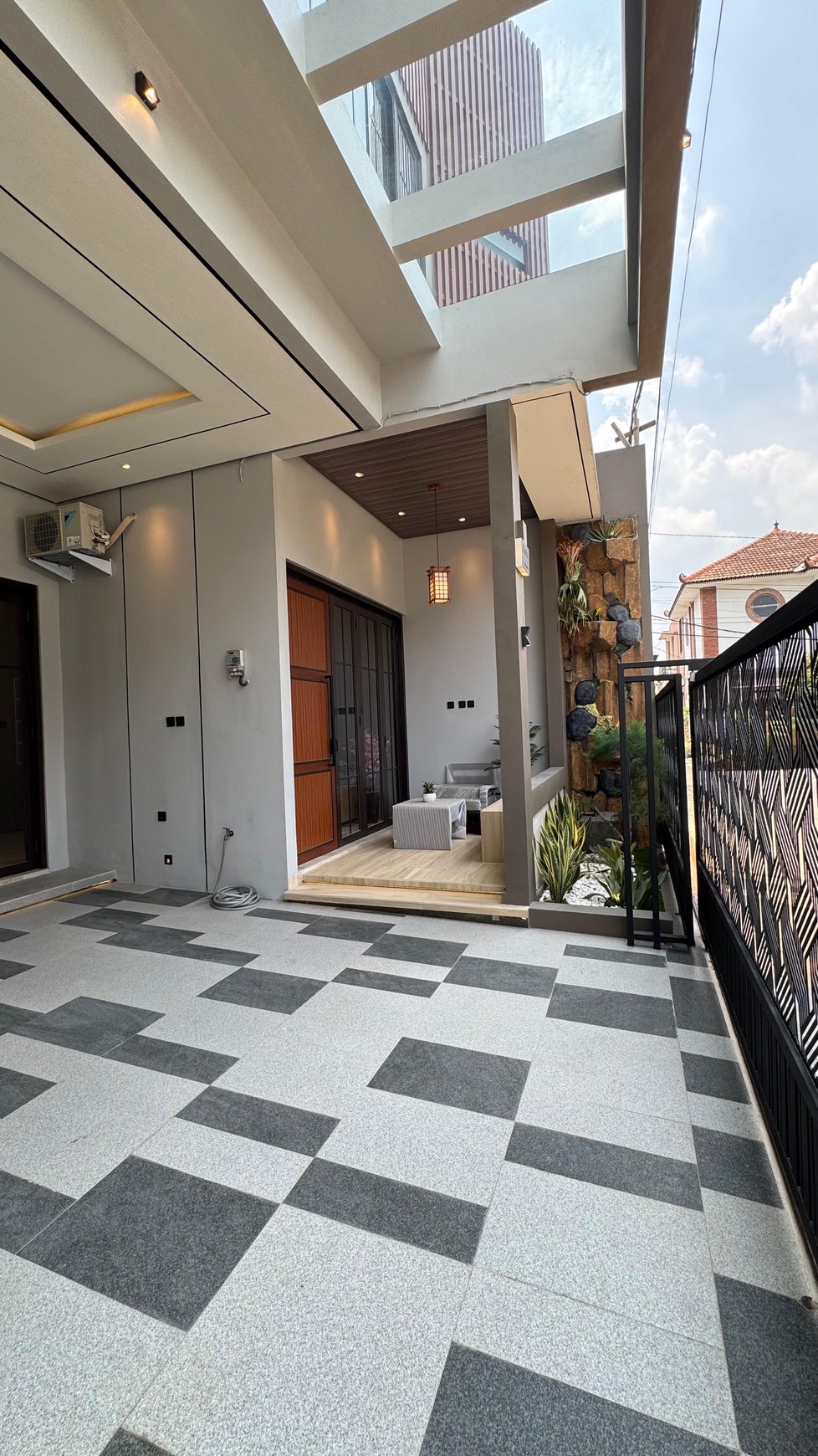 Rumah Brand New 3Lantai Diarea Pondok Cabe, Akses Tol Lebak Bulus.