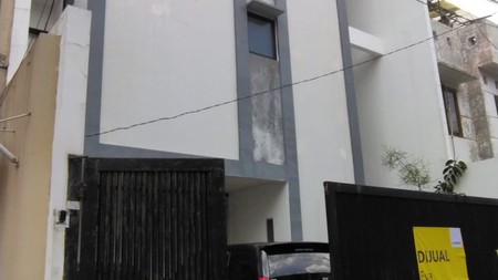 DIJUAL Rumah 3 Lantai SIAP HUNI di Lokasi Strategis Patal Senayan Jakarta