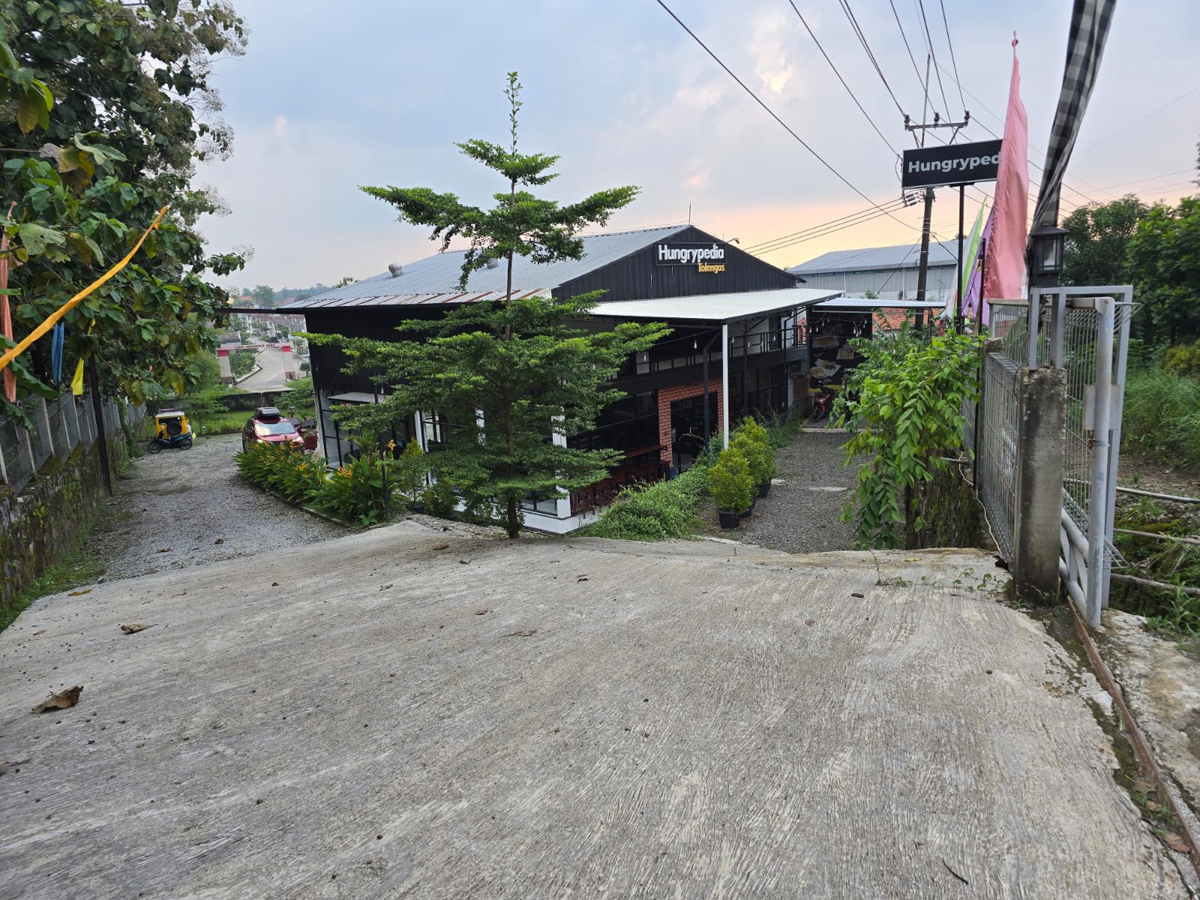 Properti + Usaha Siap Jalan - YUP's Coffee & Eatery Tolengas, Dekat Bandara Kertajati, Tol Cipali & Waduk Jatigede!