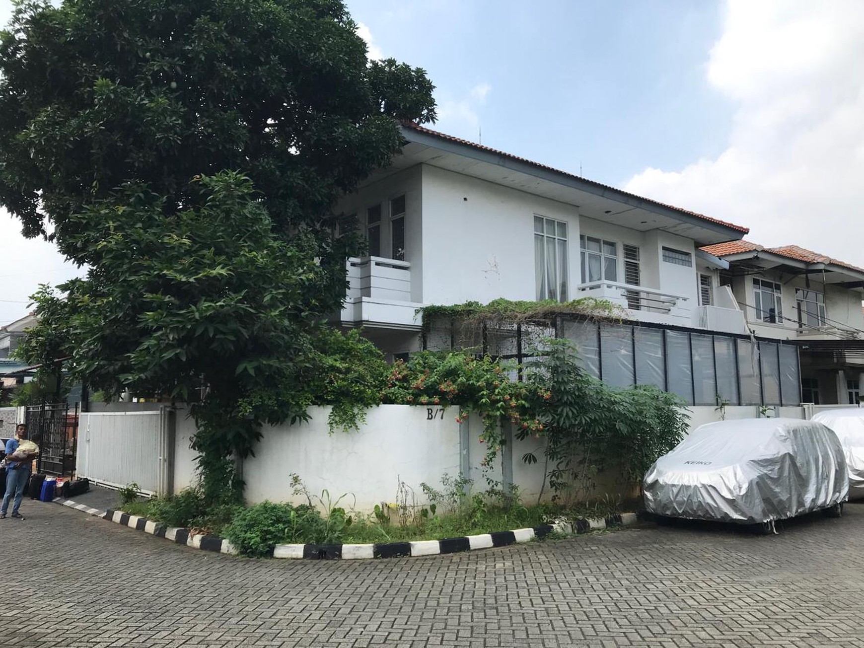 DIJUAL CEPAT Rumah Posisi Hook Siap Huni di lingkungan Perumahan yang tenang Jakarta Barat