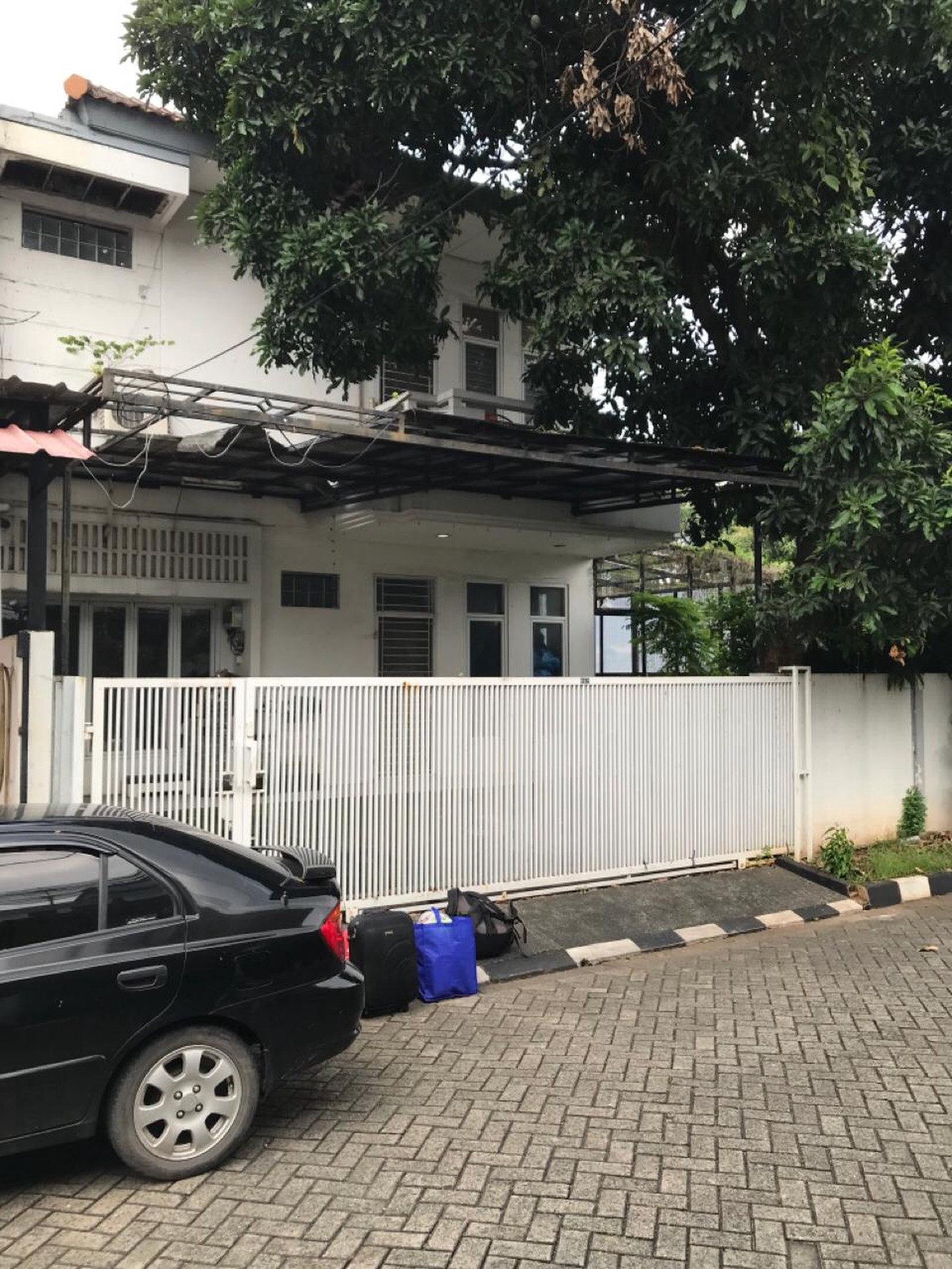 DIJUAL CEPAT Rumah Posisi Hook Siap Huni di lingkungan Perumahan yang tenang Jakarta Barat