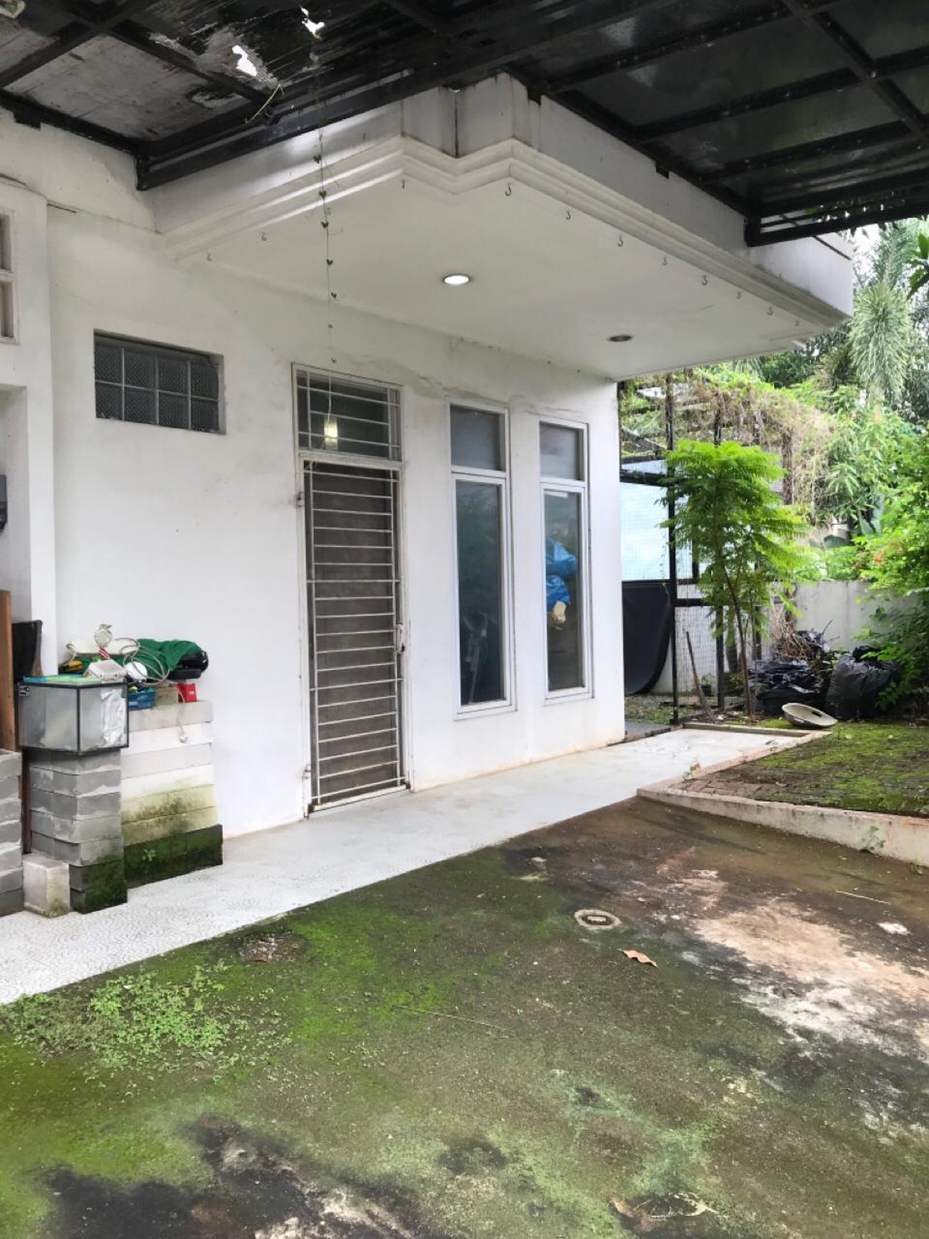 DIJUAL CEPAT Rumah Posisi Hook Siap Huni di lingkungan Perumahan yang tenang Jakarta Barat