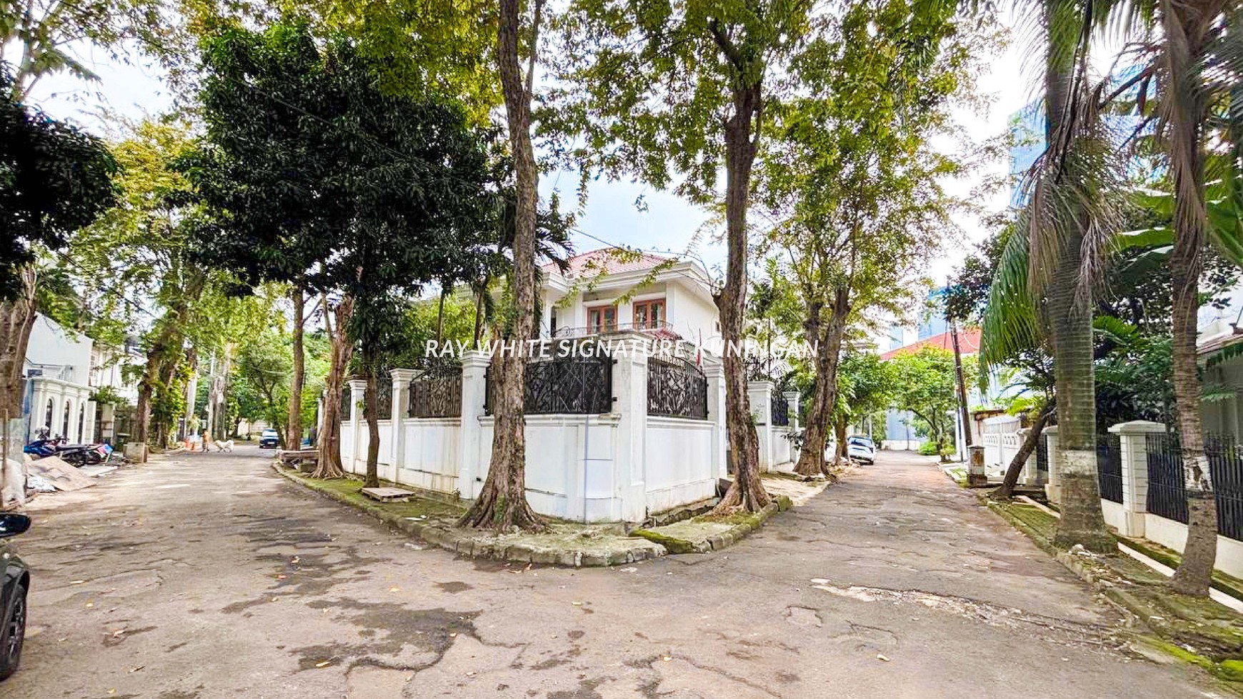 Rumah Mewah Posisi Hook di Jl Kintamani Mega Kuningan