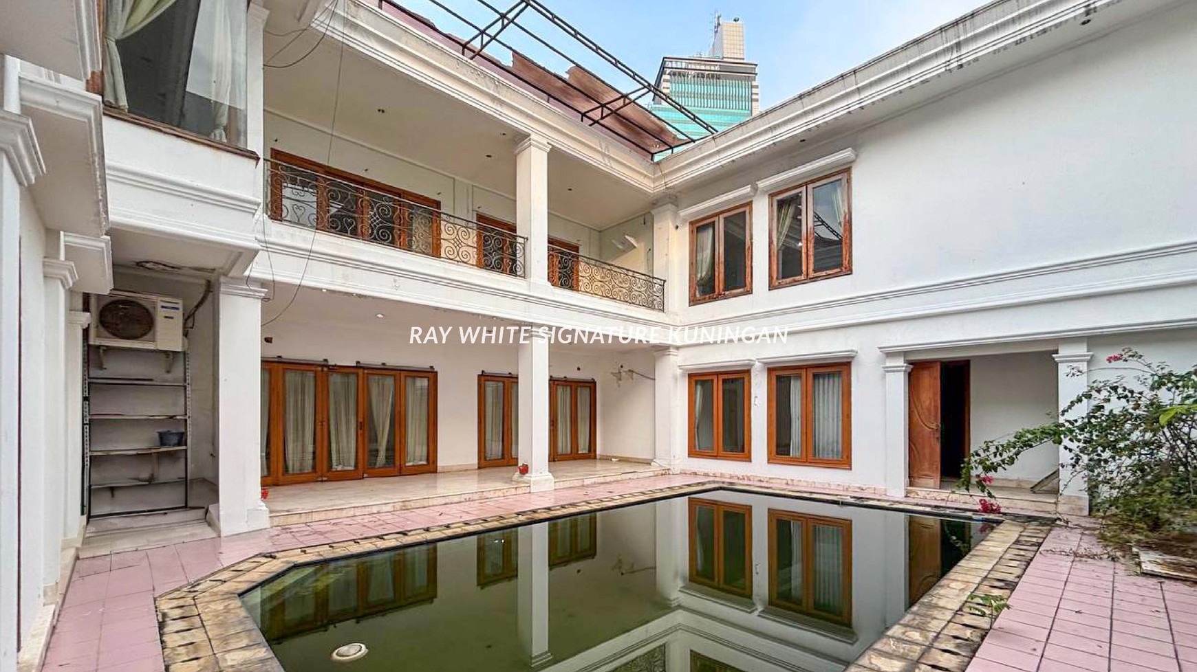 Rumah Mewah Posisi Hook di Jl Kintamani Mega Kuningan