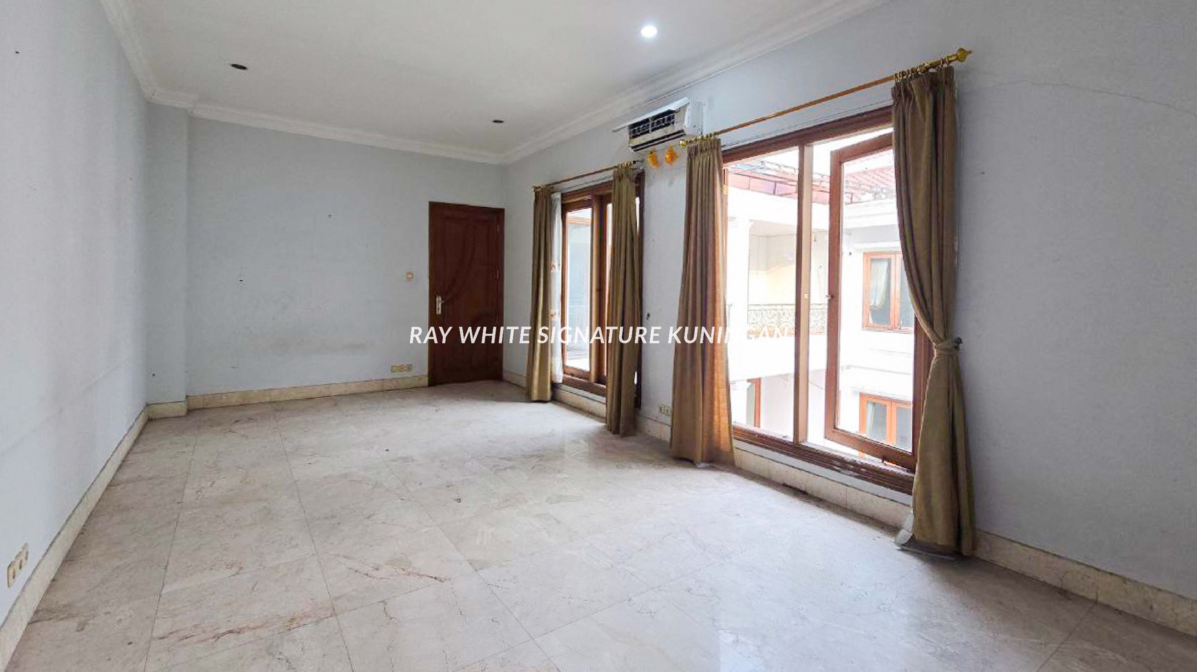 Rumah Mewah Posisi Hook di Jl Kintamani Mega Kuningan