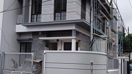 Rumah Modern Kontemporer di Jln Utama Klampis Anom Posisi ter-depan di Wisma Mukti ROW 5-6 Mobil Lebar Polll