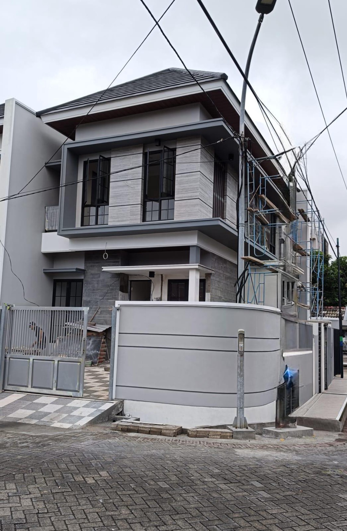 Rumah Modern Kontemporer di Jln Utama Klampis Anom Posisi ter-depan di Wisma Mukti ROW 5-6 Mobil Lebar Polll