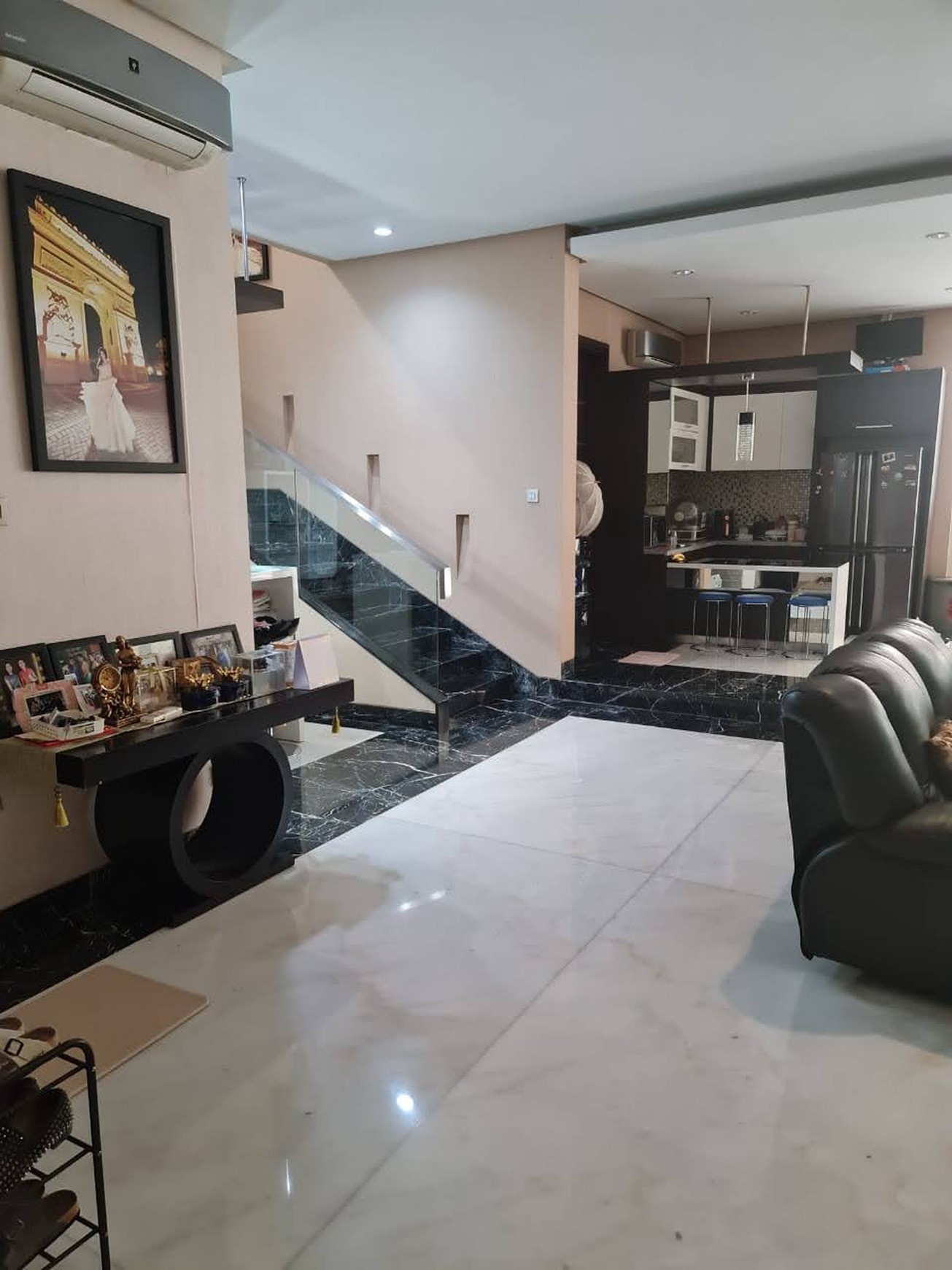 Disewakan Rumah FULL MARMER   & Full Furnished Graha Famili Surabaya Barat