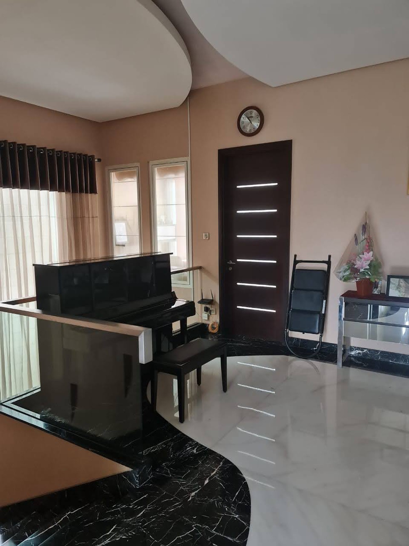 Disewakan Rumah FULL MARMER   & Full Furnished Graha Famili Surabaya Barat